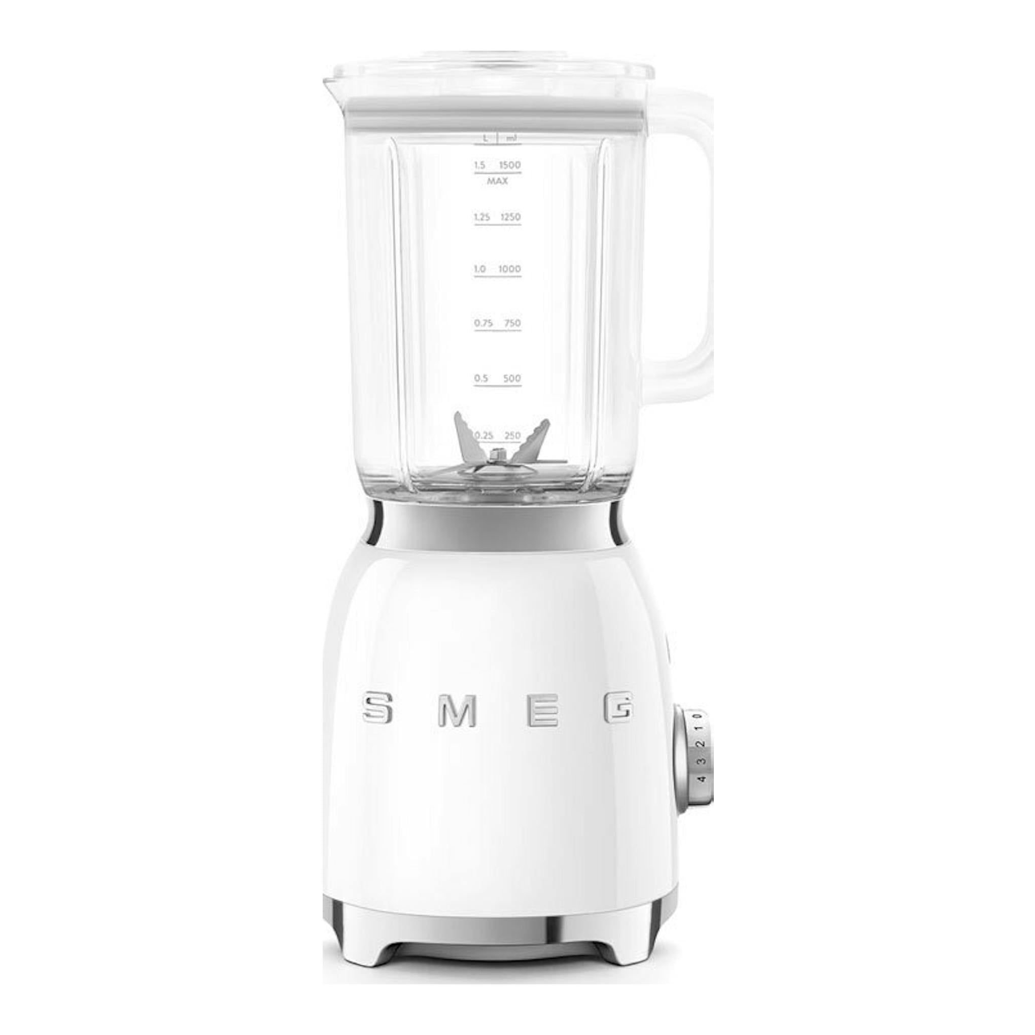 Batidora de vaso Smeg BLF03WHEU blanca, vista frontal, con jarra transparente y base blanca.
