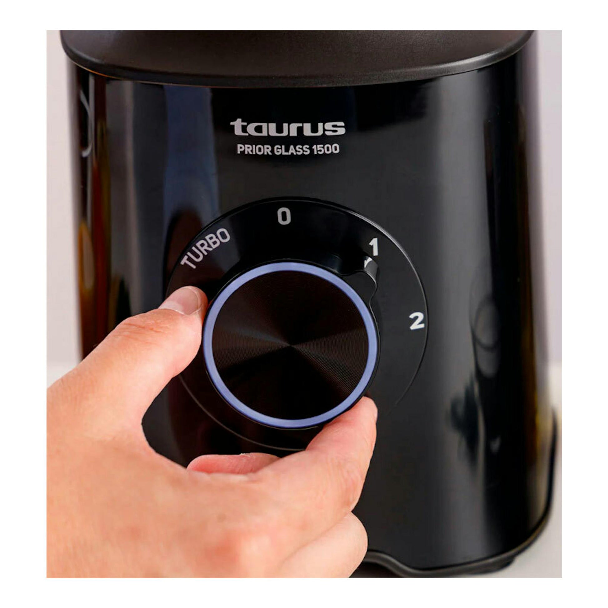 Batidora de vaso Taurus Prior Glass 1500 negra, vista frontal, con una mano girando el selector.