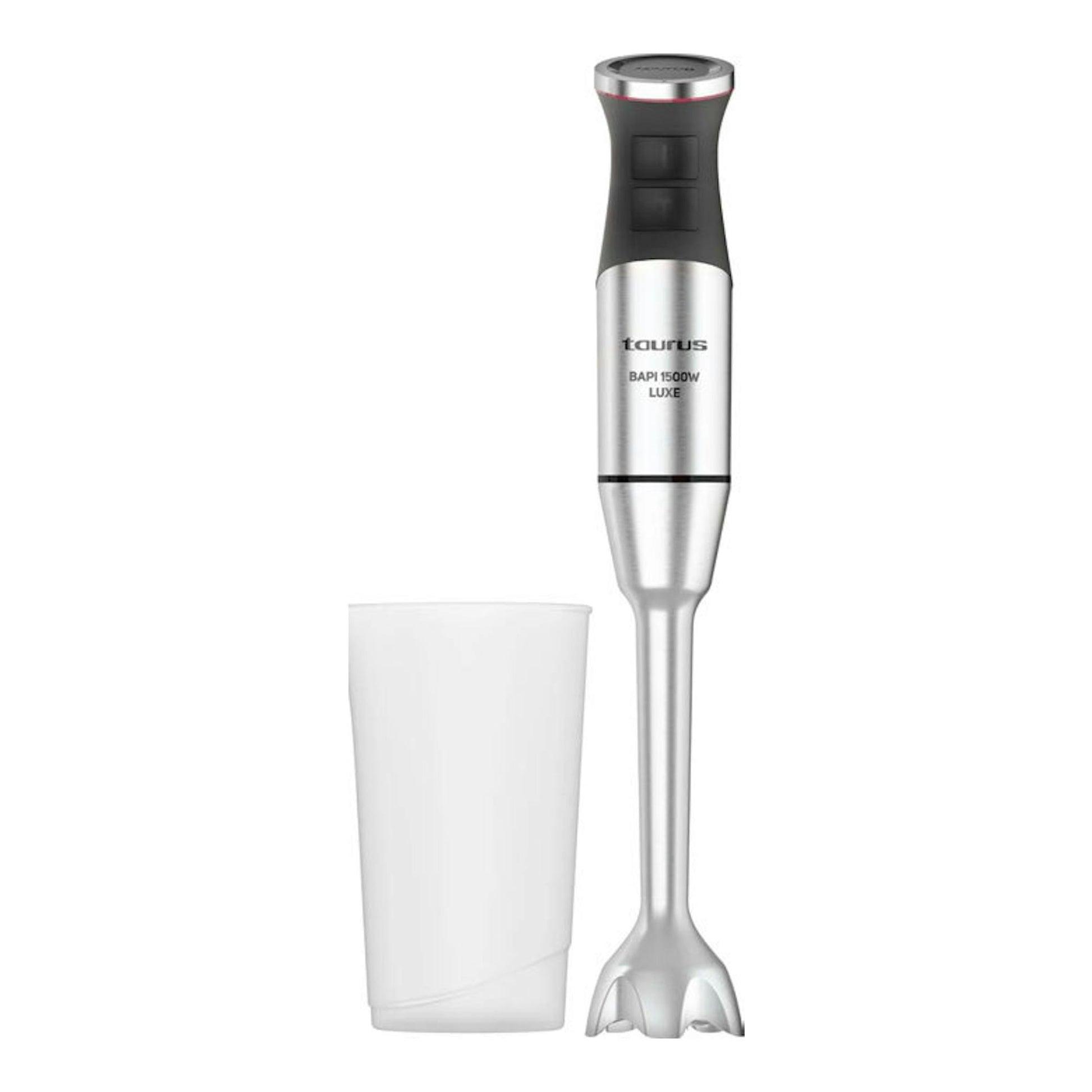 Batidora de mano Taurus Bapi 1500W Luxe, en acero inoxidable y negro, junto a vaso medidor blanco.