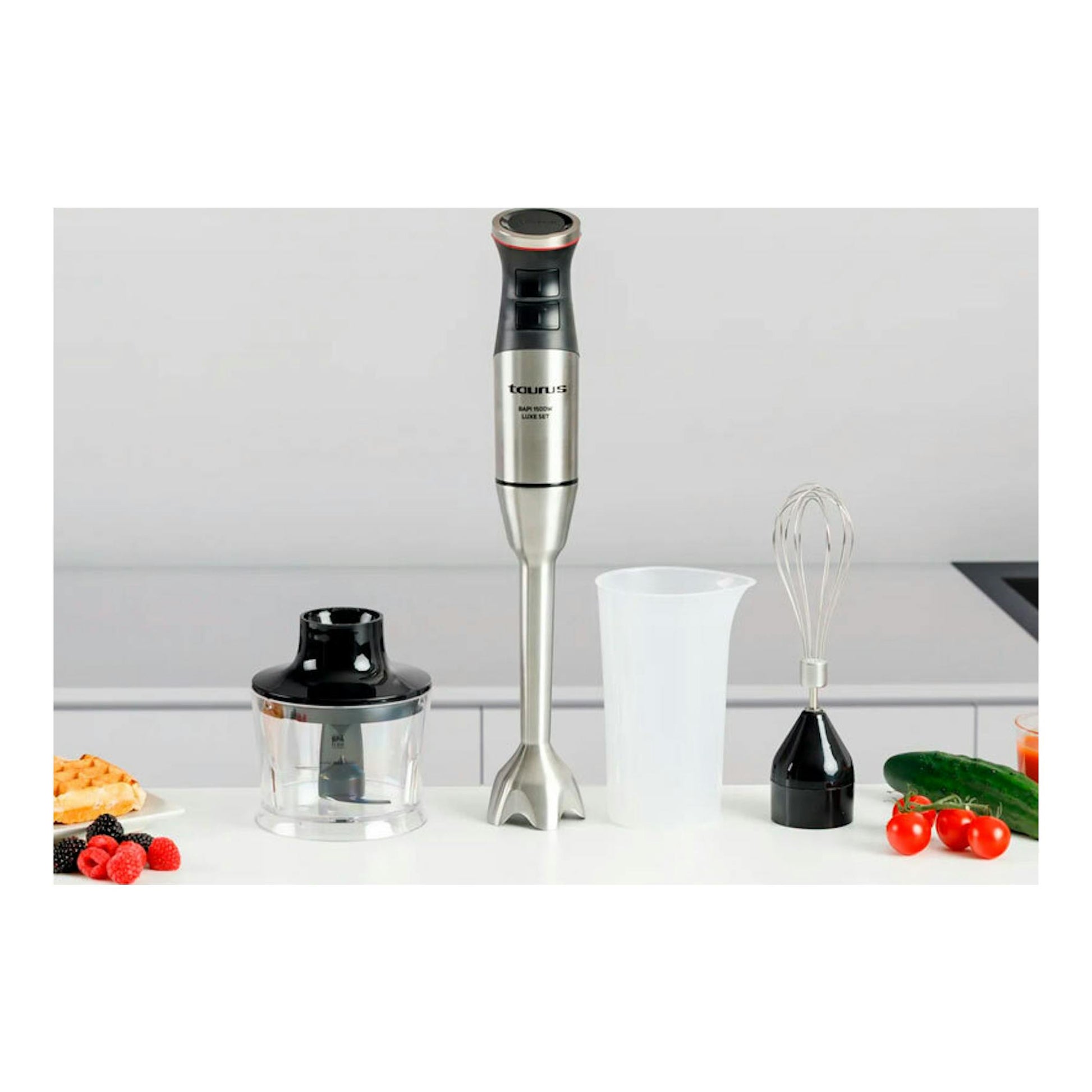 Batidora de mano Taurus Bapi 1500 Plus Inox con picadora, vaso y varilla, vista frontal.