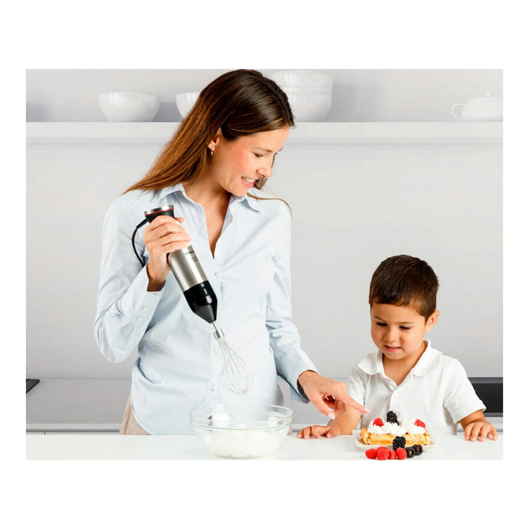 Batidora Taurus Bapi 1500 Plus Inox en uso, vista frontal, con una mujer y un niño en cocina.