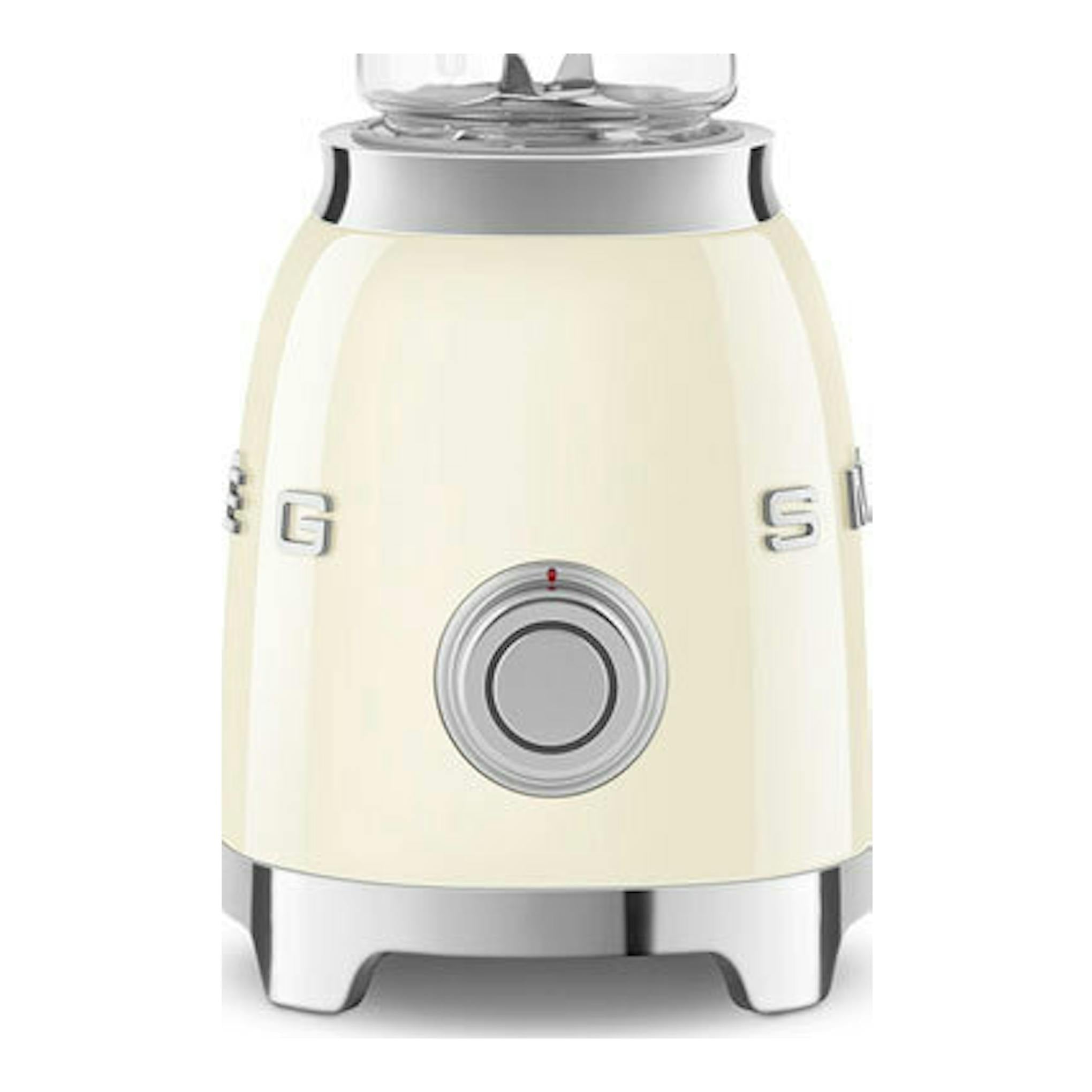 Batidora de vaso Smeg PBF01CREU crema, vista frontal, con vaso transparente y base beige.