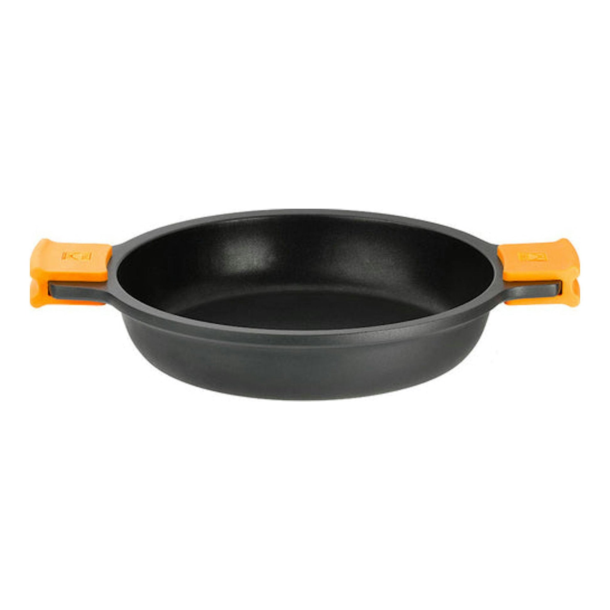 Cacerola baja Bra Efficient negra, con asas naranjas, vista frontal sobre fondo blanco.