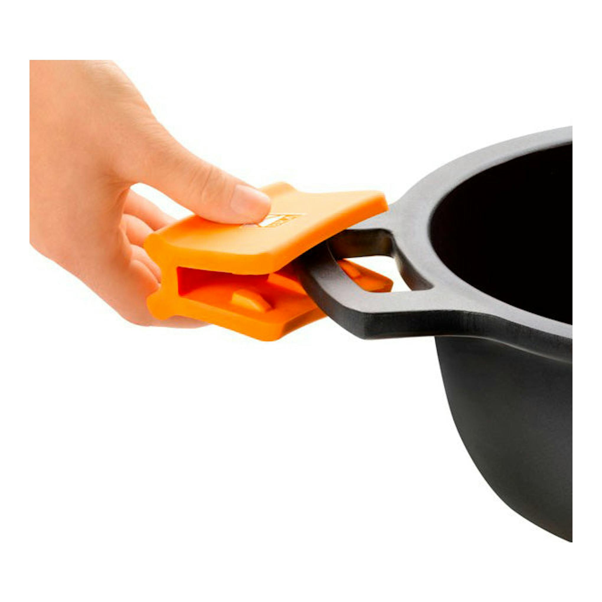 Cacerola baja Bra Efficient negra, vista parcial, con asa y una mano usando una pinza naranja.