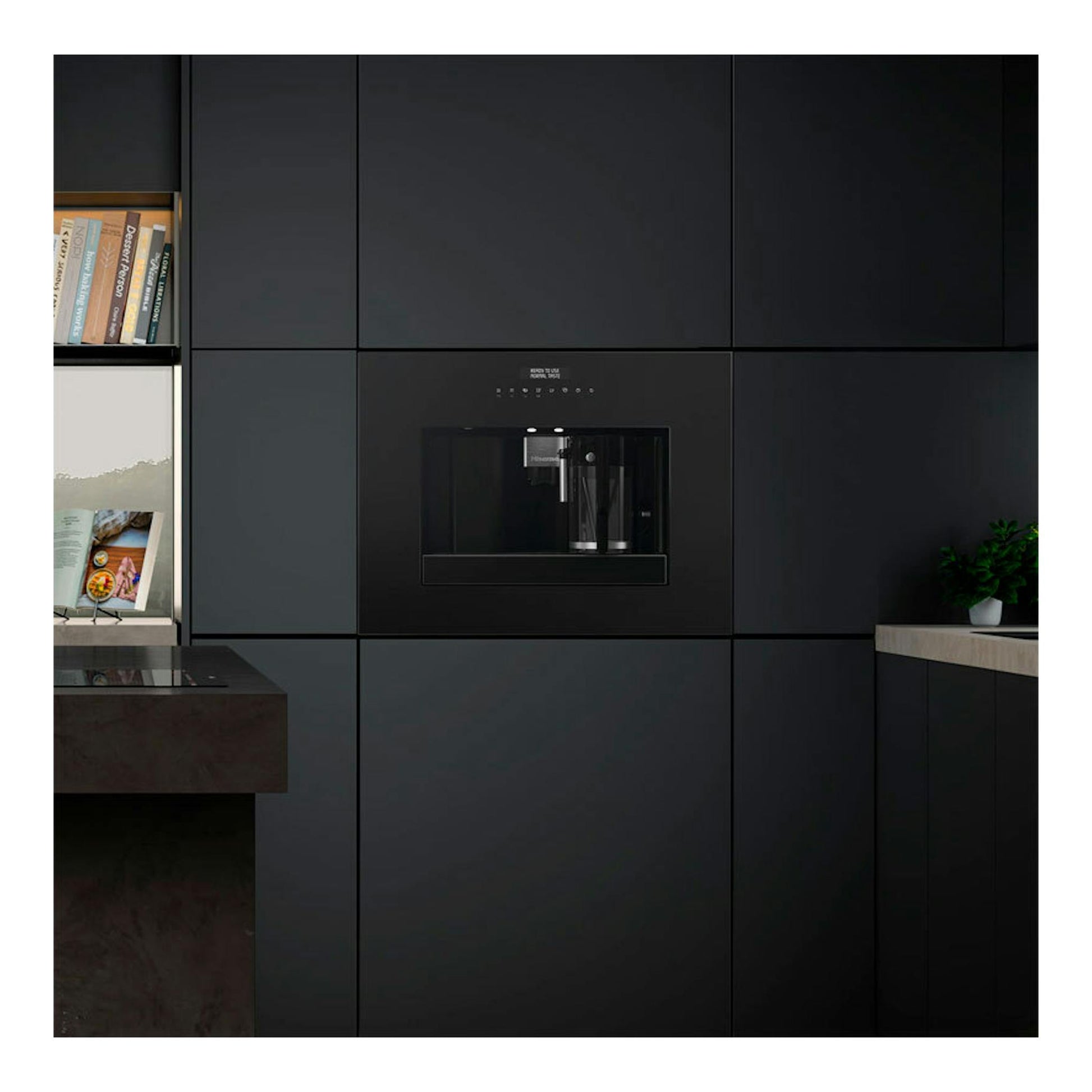 Cafetera automática integrable Hisense CM4H8BG, vista frontal, empotrada en muebles negros.