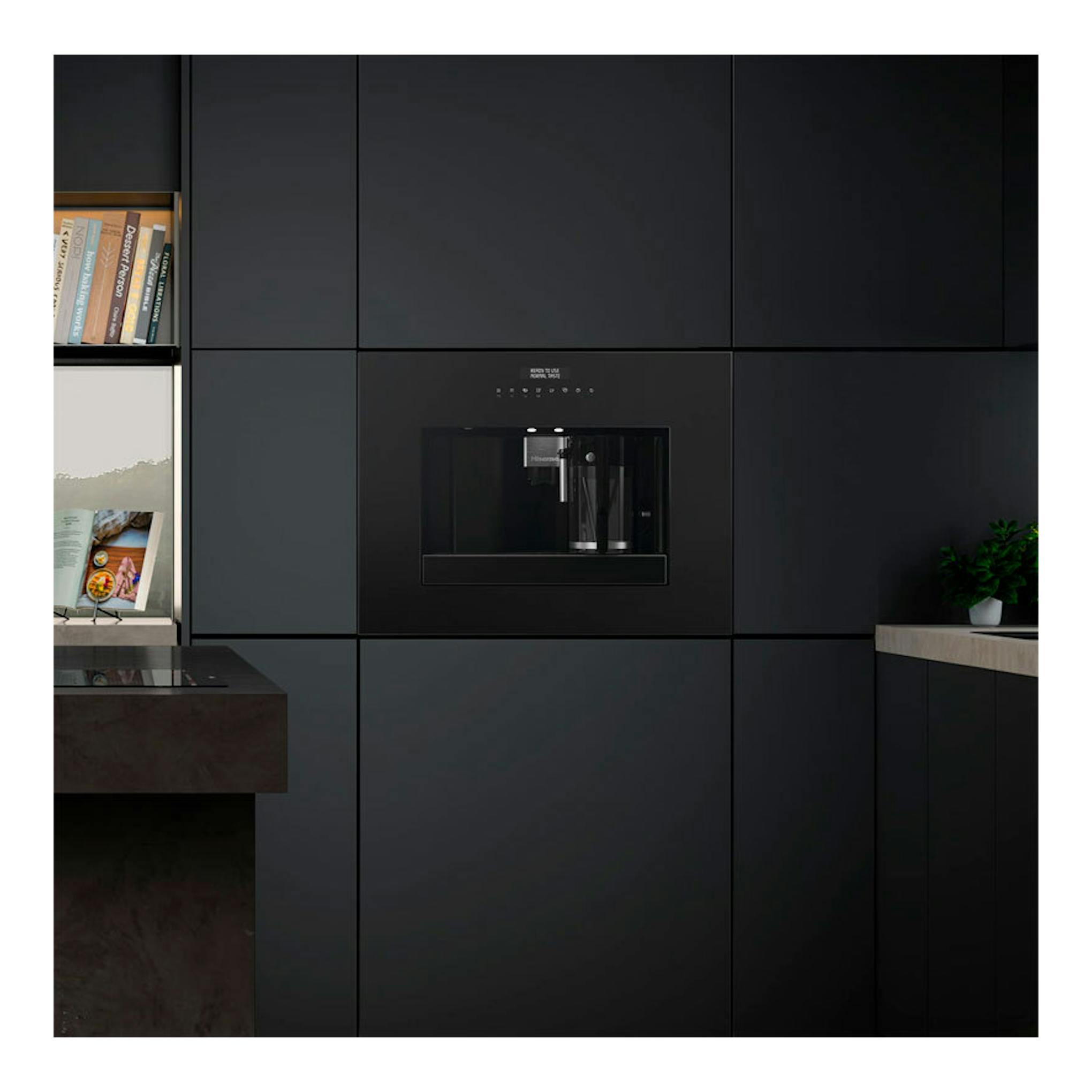 Cafetera automática integrable Hisense CM4H8BG, vista frontal, empotrada en muebles negros.