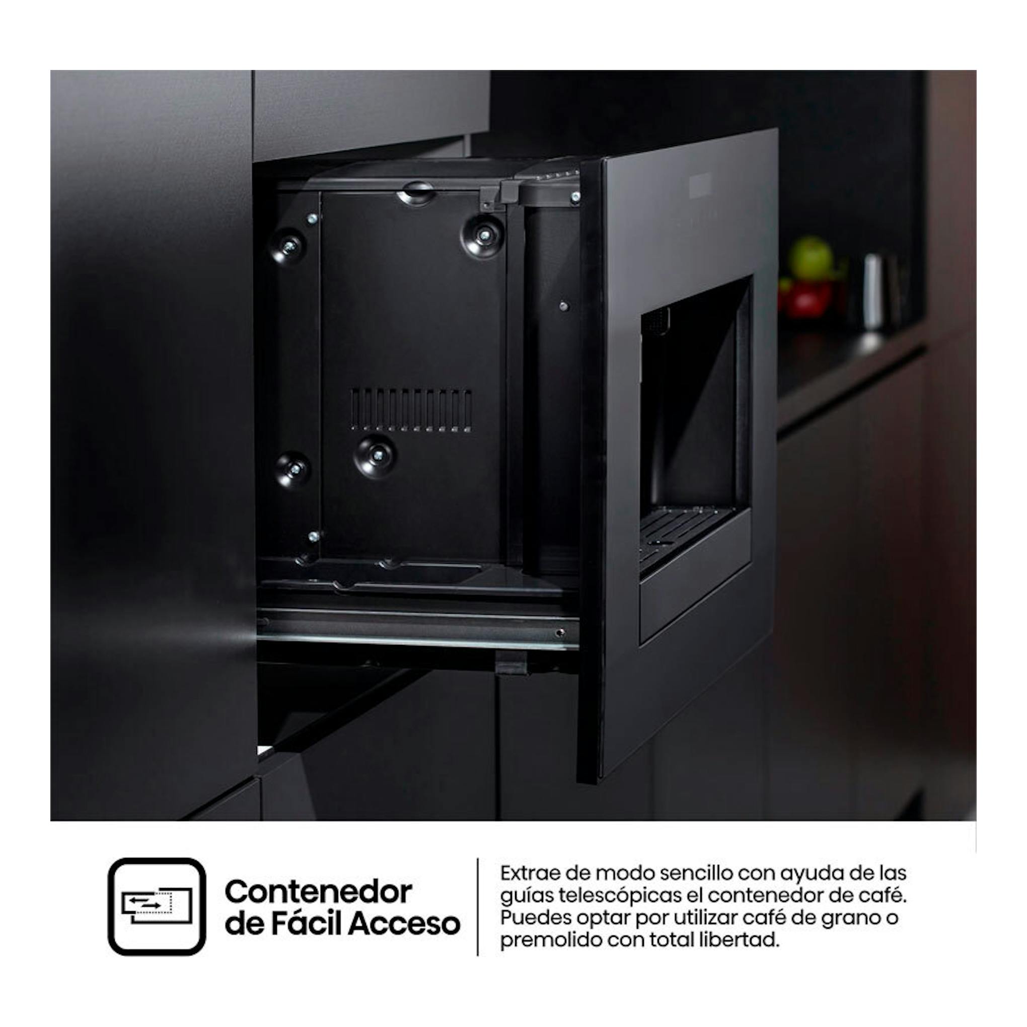 Cafetera automática integrable Hisense CM4H8BG negra, con compartimento lateral extraíble abierto.