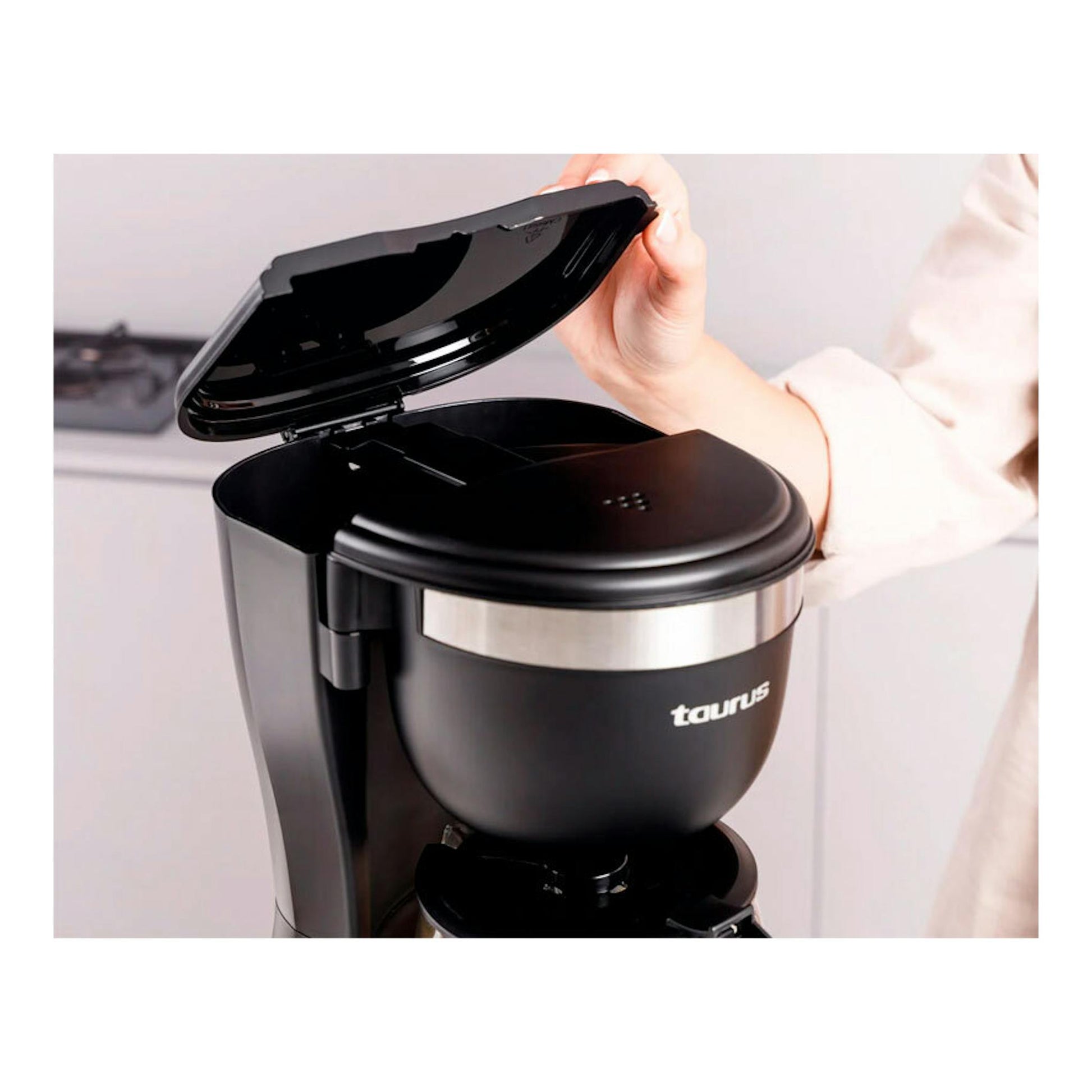 Cafetera de goteo Taurus Verona 12 negra, con tapa abierta, vista frontal.