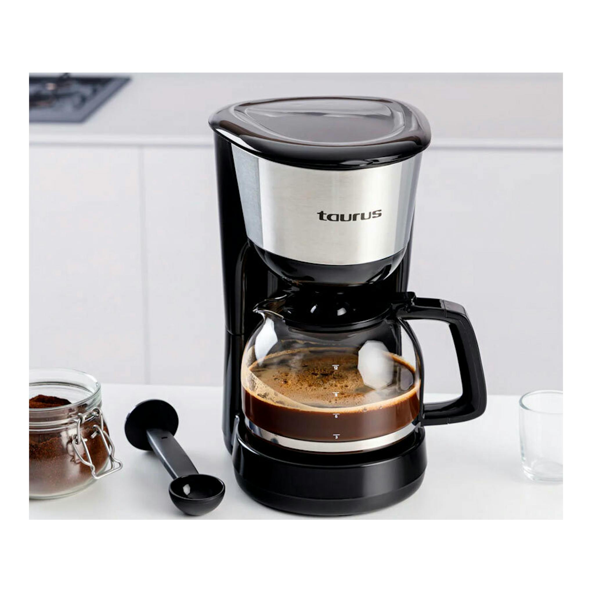 Cafetera de goteo Taurus Verona 12 Inox negra y acero inoxidable, vista frontal con jarra de vidrio.