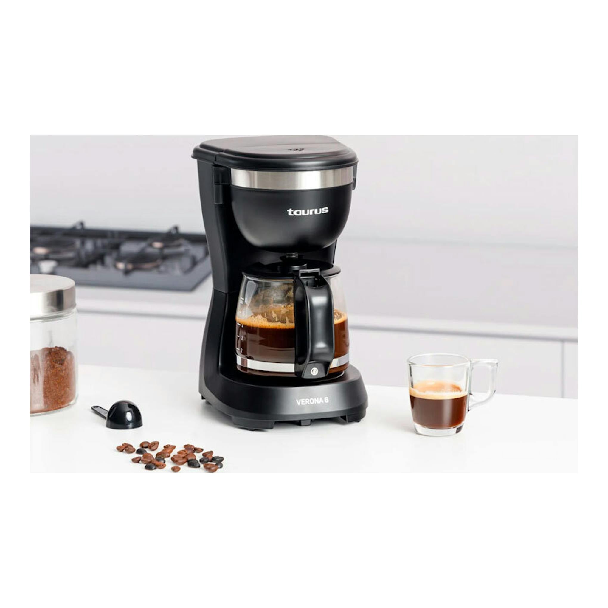 Cafetera de goteo Taurus Verona 6 negra, vista frontal, con jarra de vidrio sobre una encimera.