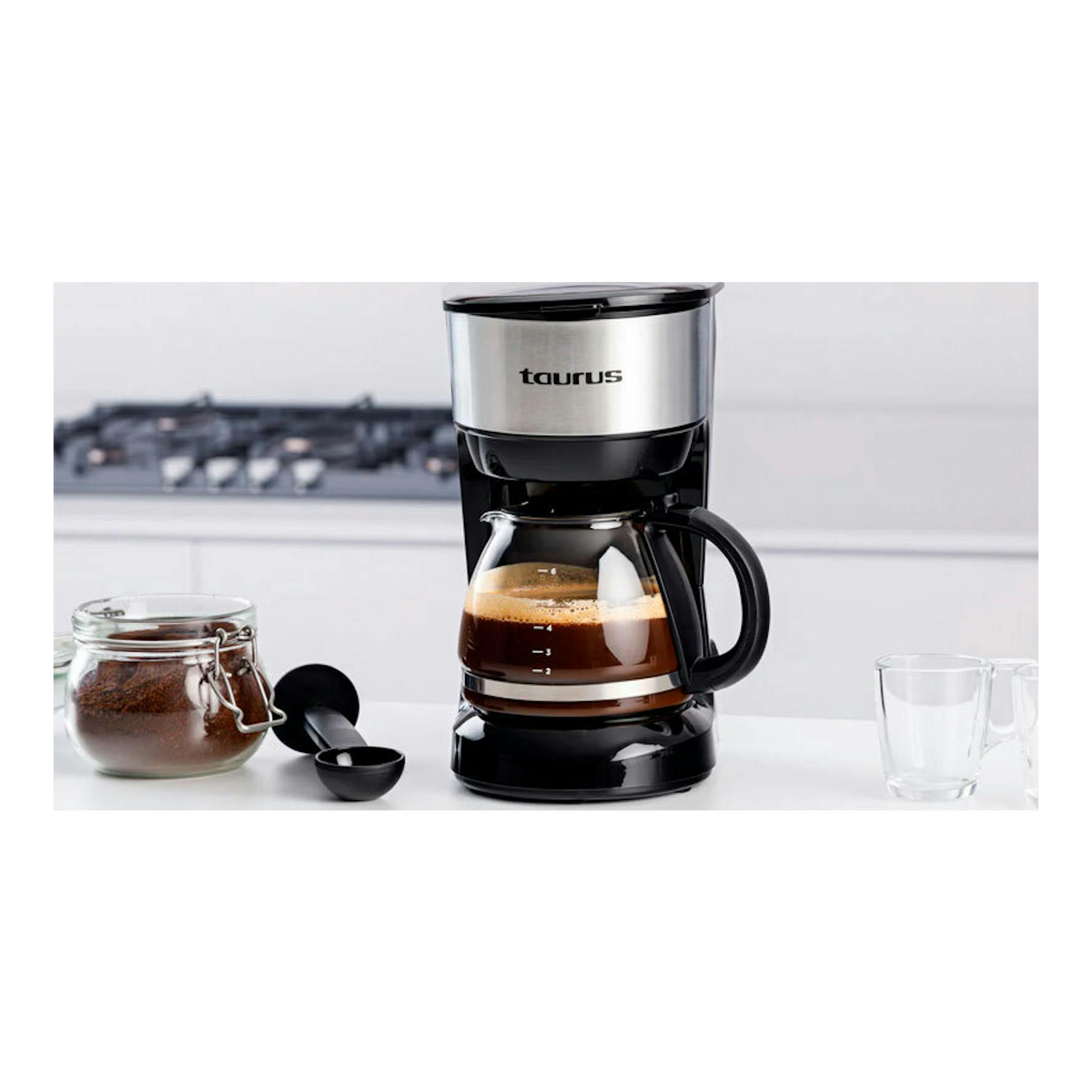 Cafetera de goteo Taurus Verona 6 Inox negra y acero inoxidable, vista frontal, con jarra de vidrio.