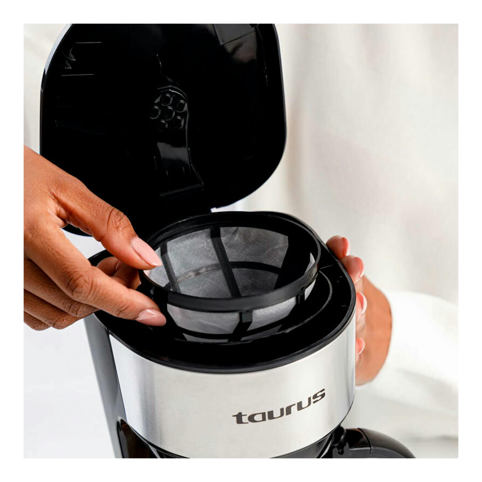Cafetera de goteo Taurus Verona 6 Inox negra e inox, en primer plano, con tapa abierta y filtro extraíble.