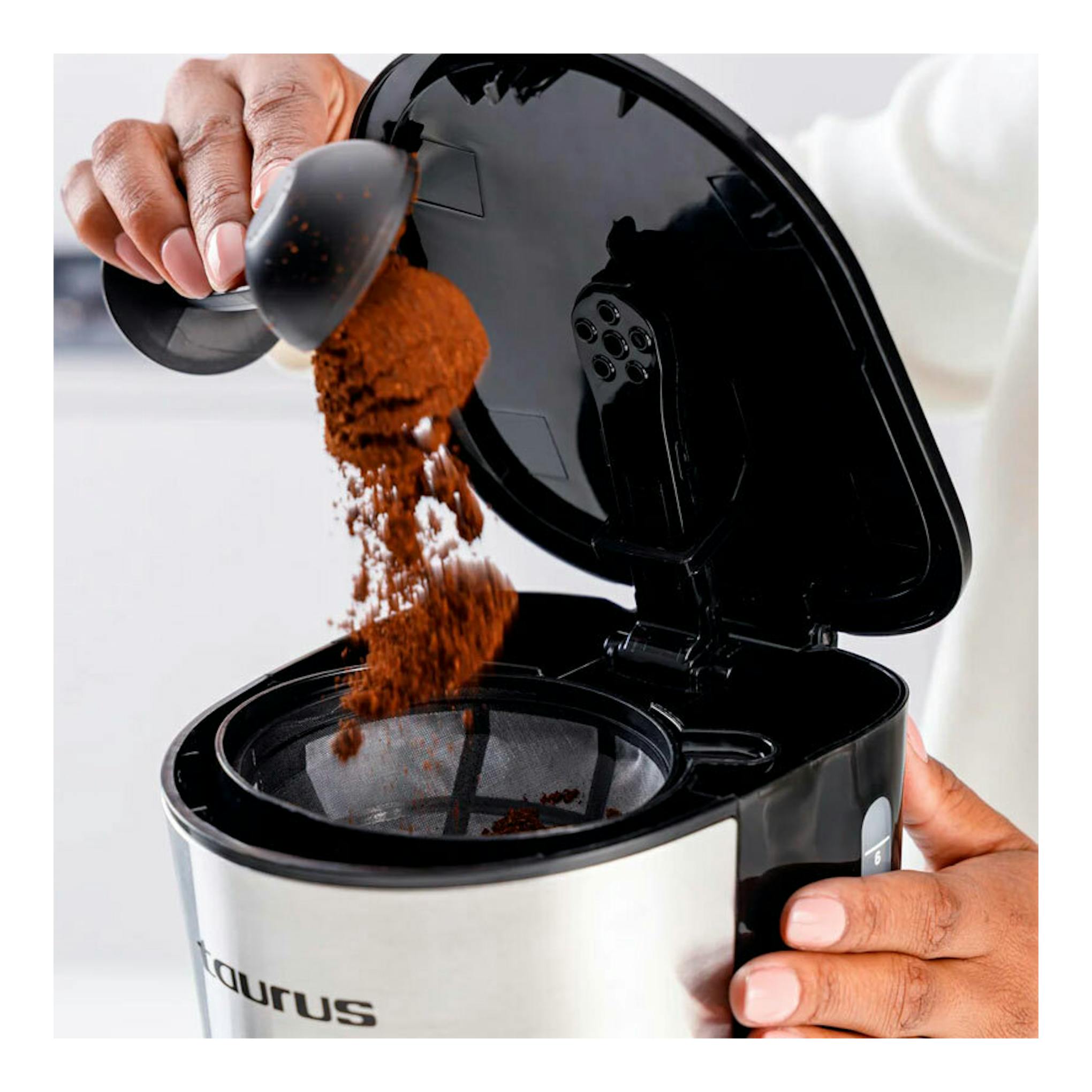 Cafetera de goteo Taurus Verona 6 Inox abierta, vista superior, con café molido en el filtro.