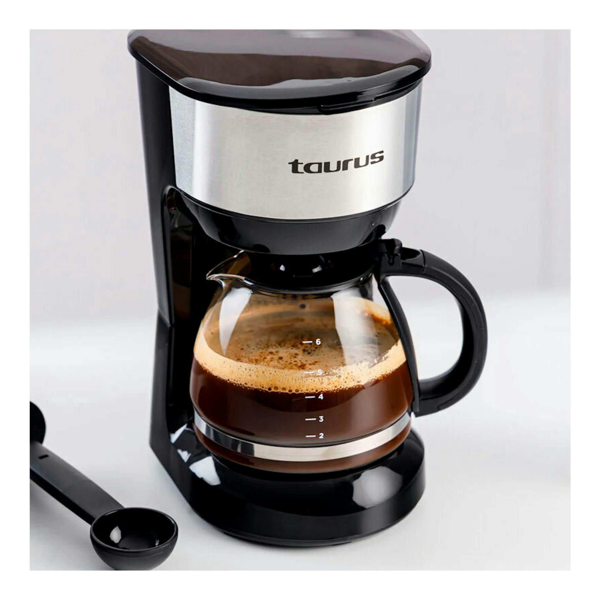 Cafetera de goteo Taurus Verona 6 Inox negra y acero, vista frontal con jarra de vidrio llena de café.