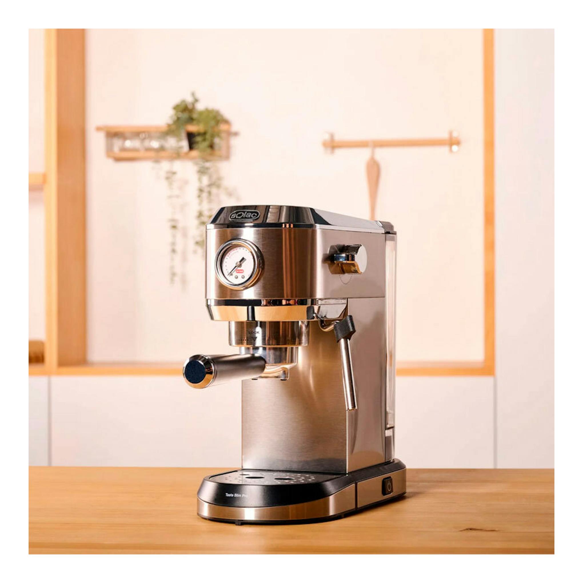 Cafetera espresso Solac CE4520 de acero inoxidable y negro, vista frontal en tres cuartos.