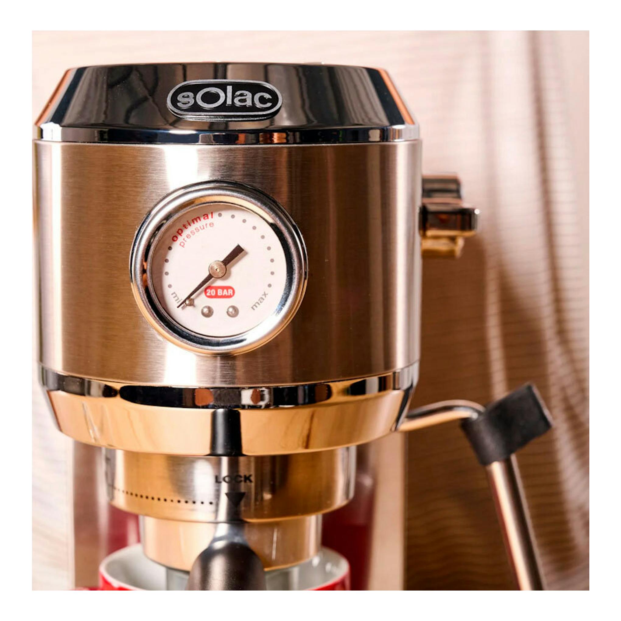 Cafetera espreso Solac CE4520 de acero inoxidable, vista frontal, con manómetro central y mango lateral.