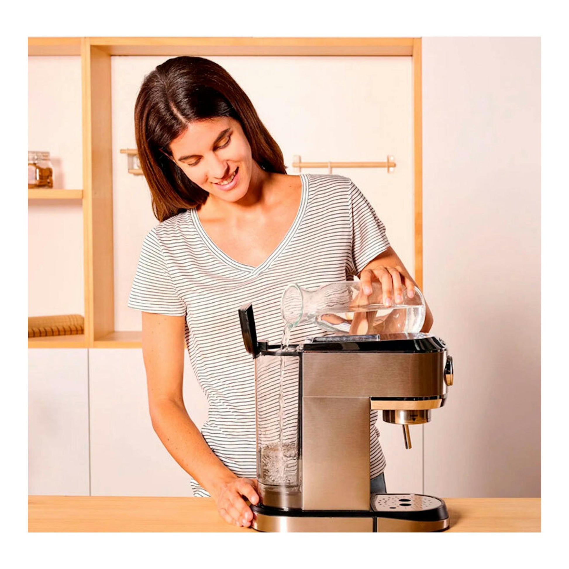 Cafetera espresso Solac CE4520 negra y acero inoxidable, vista frontal, con una mujer llenando el depósito.