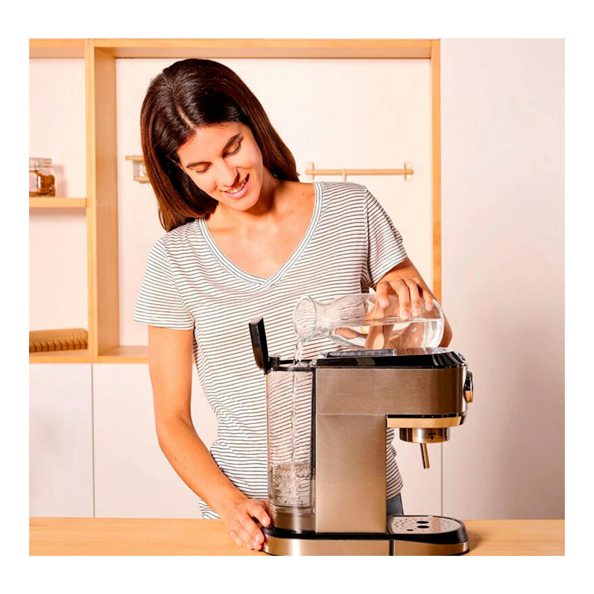 Cafetera espresso Solac CE4520 negra y acero inoxidable, vista frontal, con una mujer llenando el depósito.