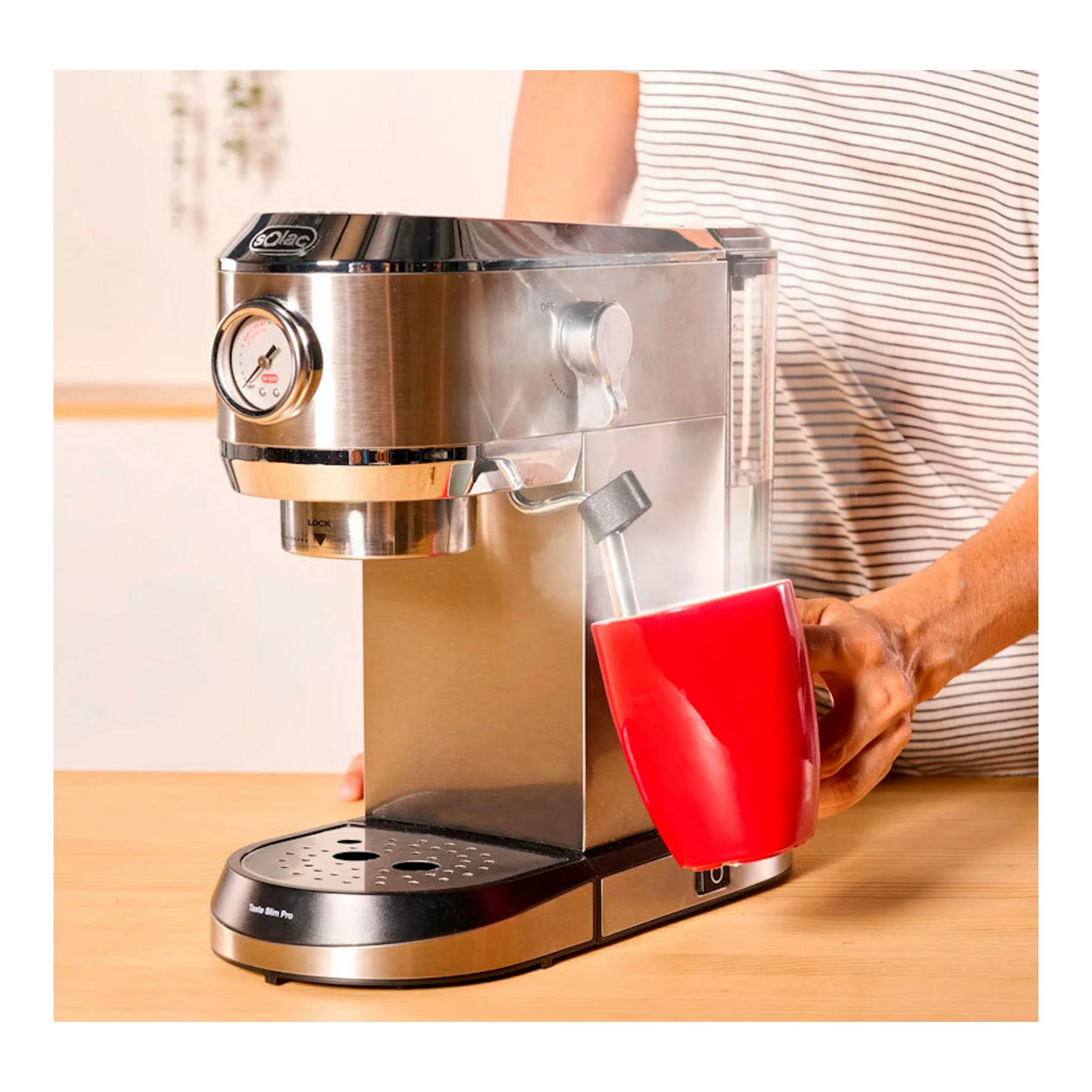 Cafetera espresso Solac CE4520 de acero inoxidable, vista frontal-izquierda, con taza roja bajo el surtidor.