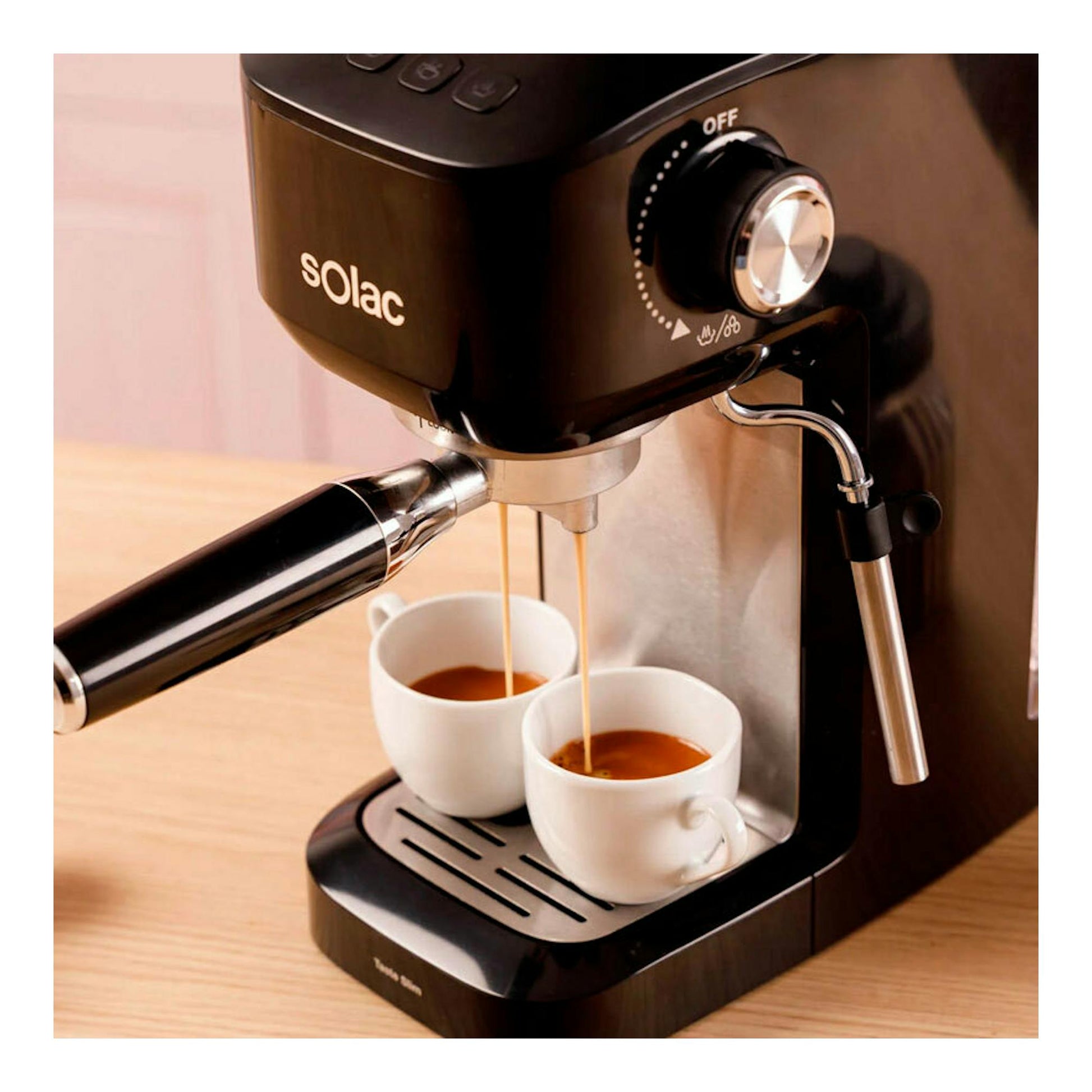 Cafetera espresso Solac CE4511 negra, vista frontal lateral, sirviendo café en dos tazas blancas.