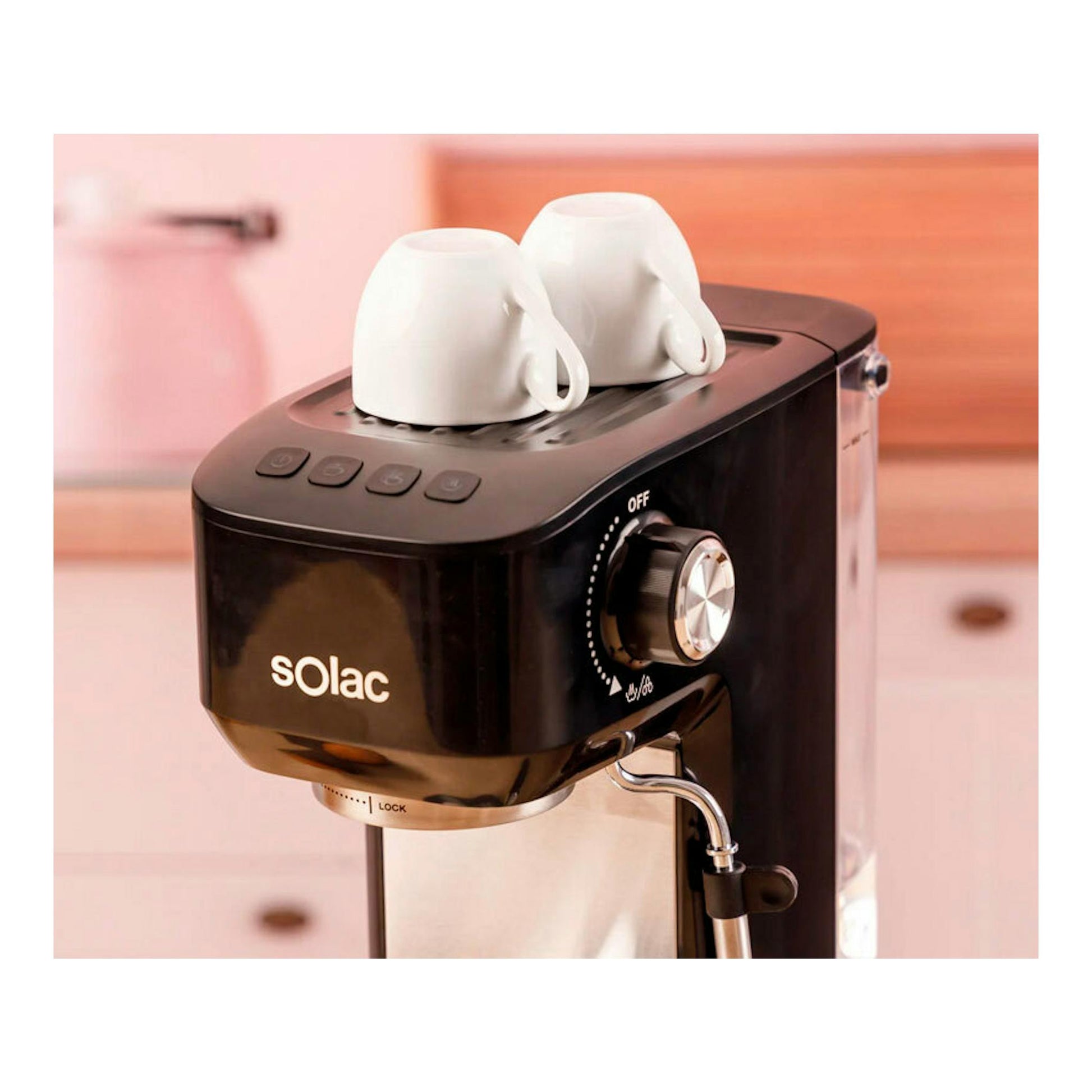 Cafetera espresso Solac CE4511 negra, vista 3/4 frontal, con dos tazas blancas encima.