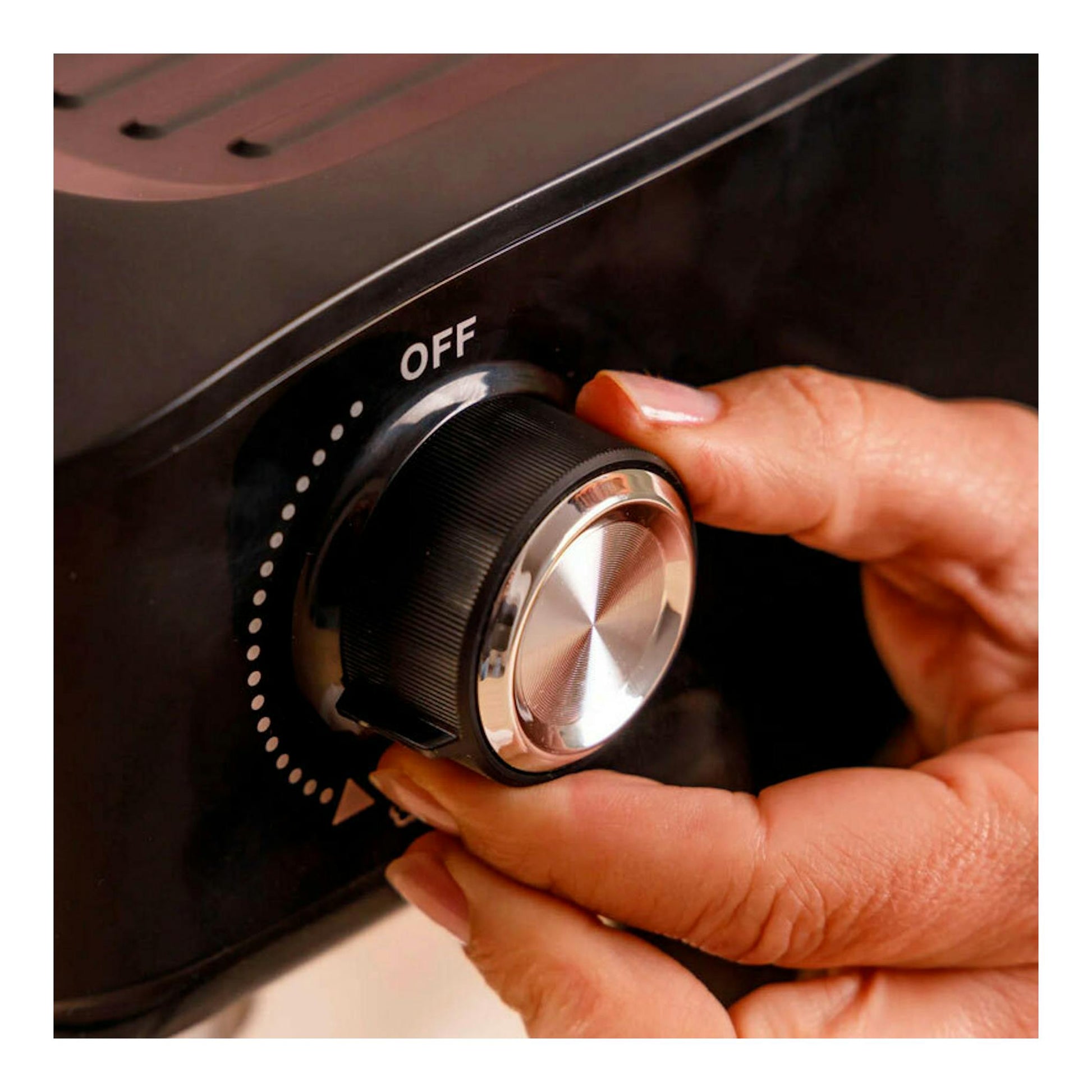Primer plano de la cafetera espresso Solac CE4511, con mando negro y plateado en vista frontal.