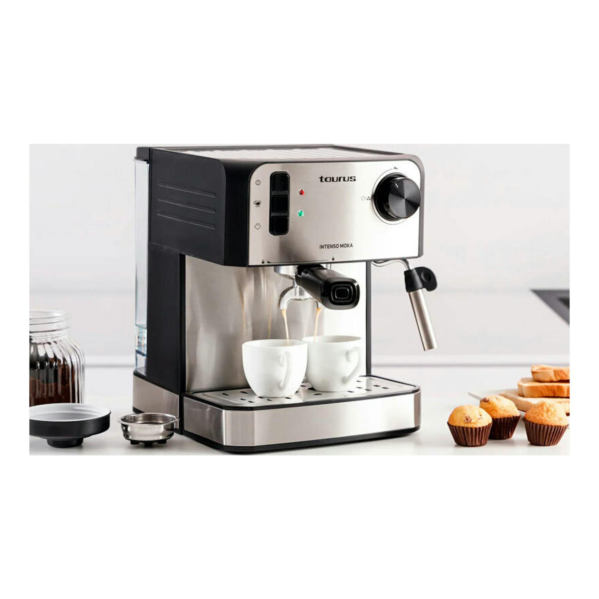 Cafetera expreso Taurus Intenso Moka negra y plateada, vista frontal, con dos tazas sirviendo café.
