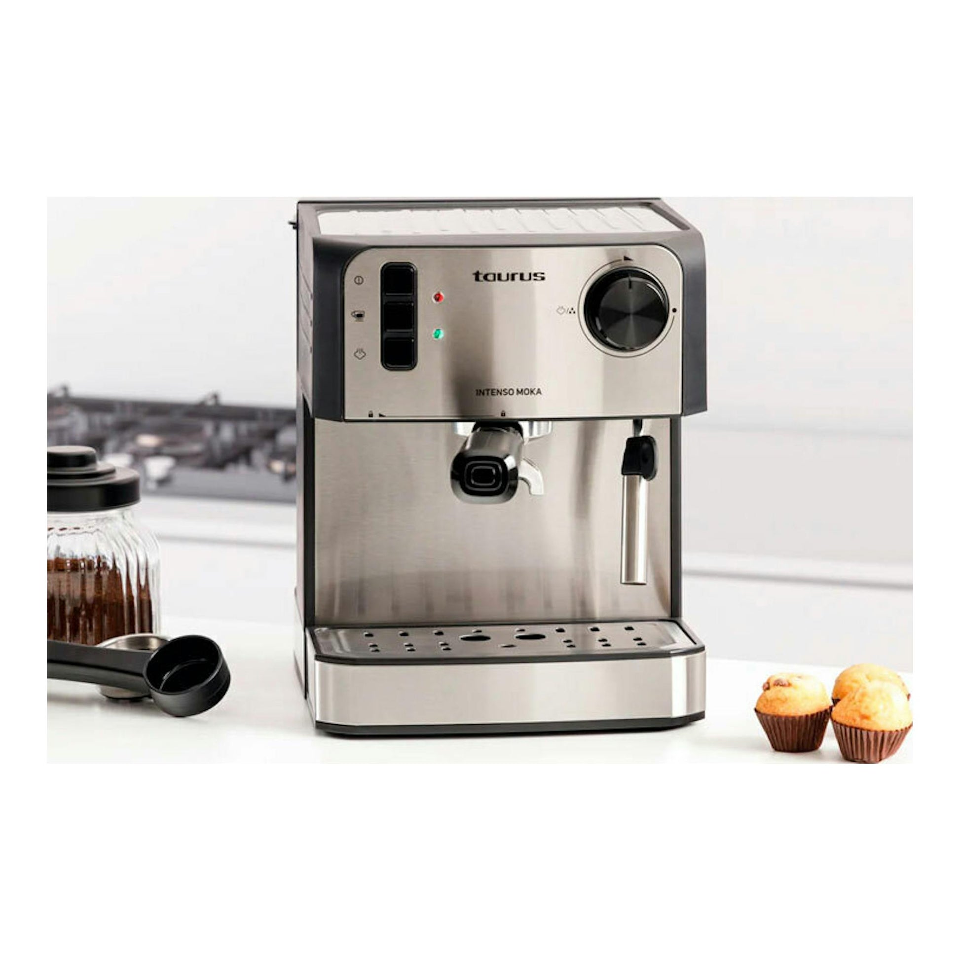 Cafetera espresso Taurus Intenso Moka, vista frontal, acero inoxidable con detalles negros.