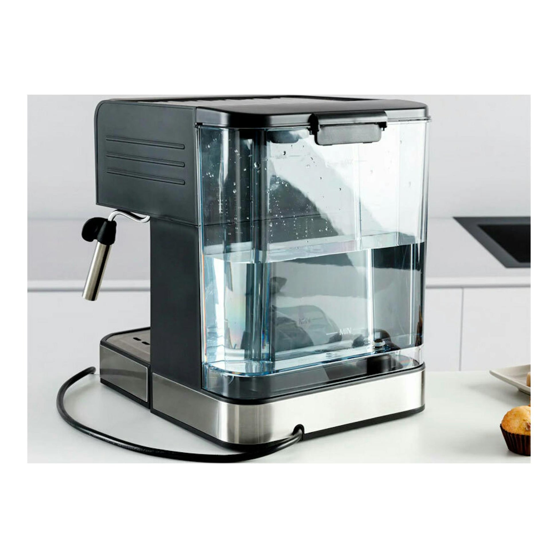 Cafetera Taurus Intenso Moka negra y plateada, vista frontal en tres cuartos, con depósito de agua transparente.