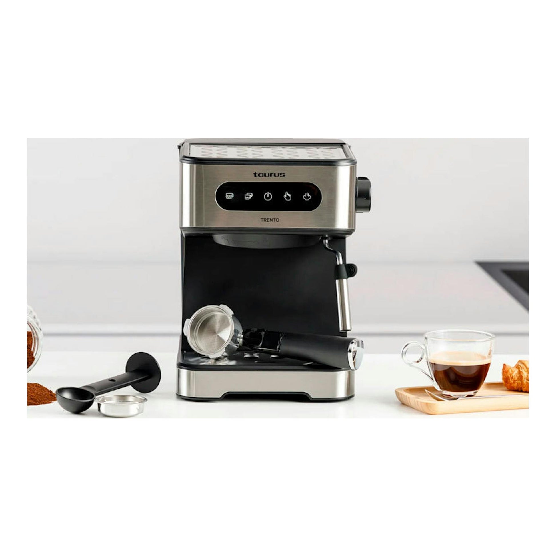 Cafetera espresso Taurus Trento, vista frontal, acero inoxidable y negro, con portafiltro y taza de café.