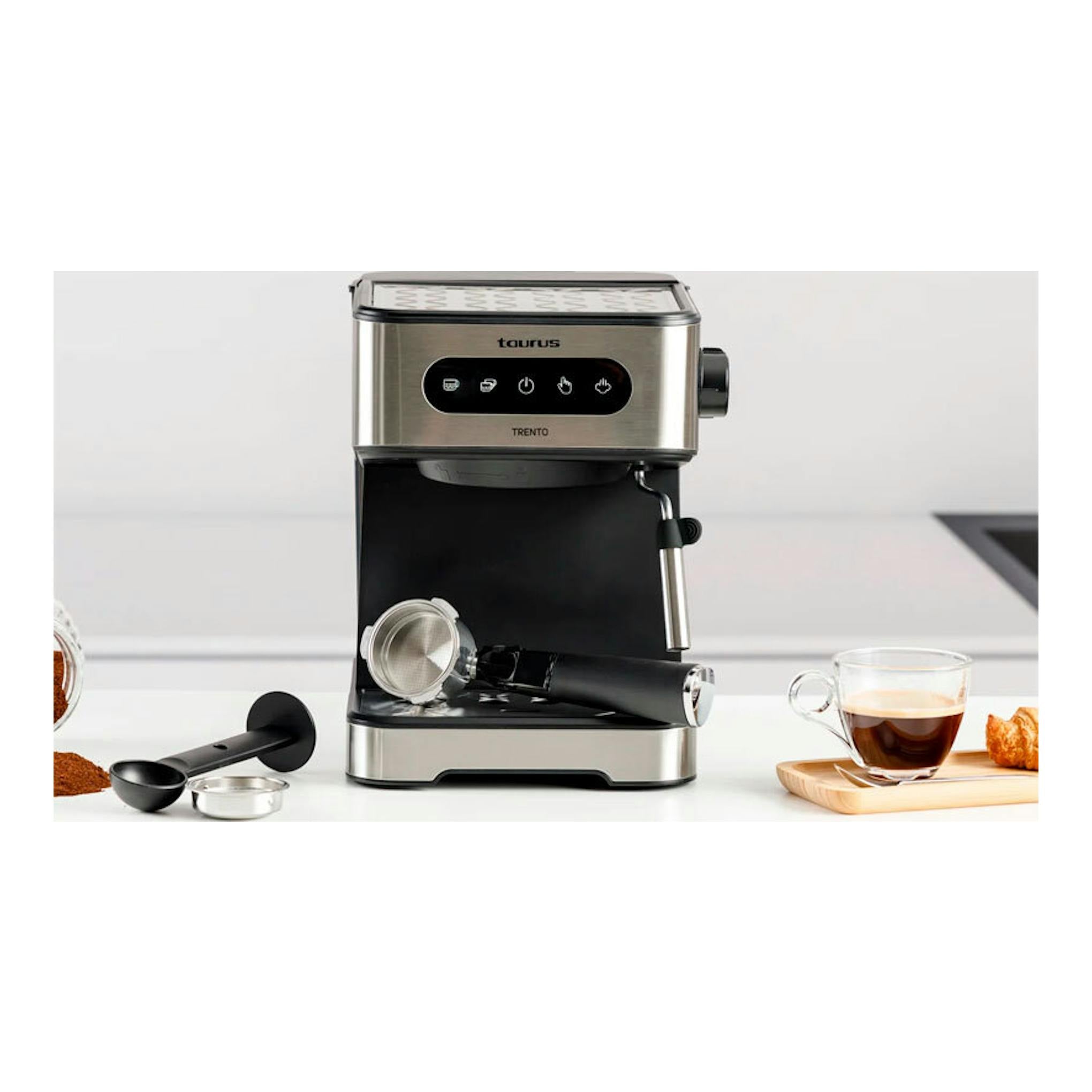 Cafetera espresso Taurus Trento, vista frontal, acero inoxidable y negro, con portafiltro y taza de café.