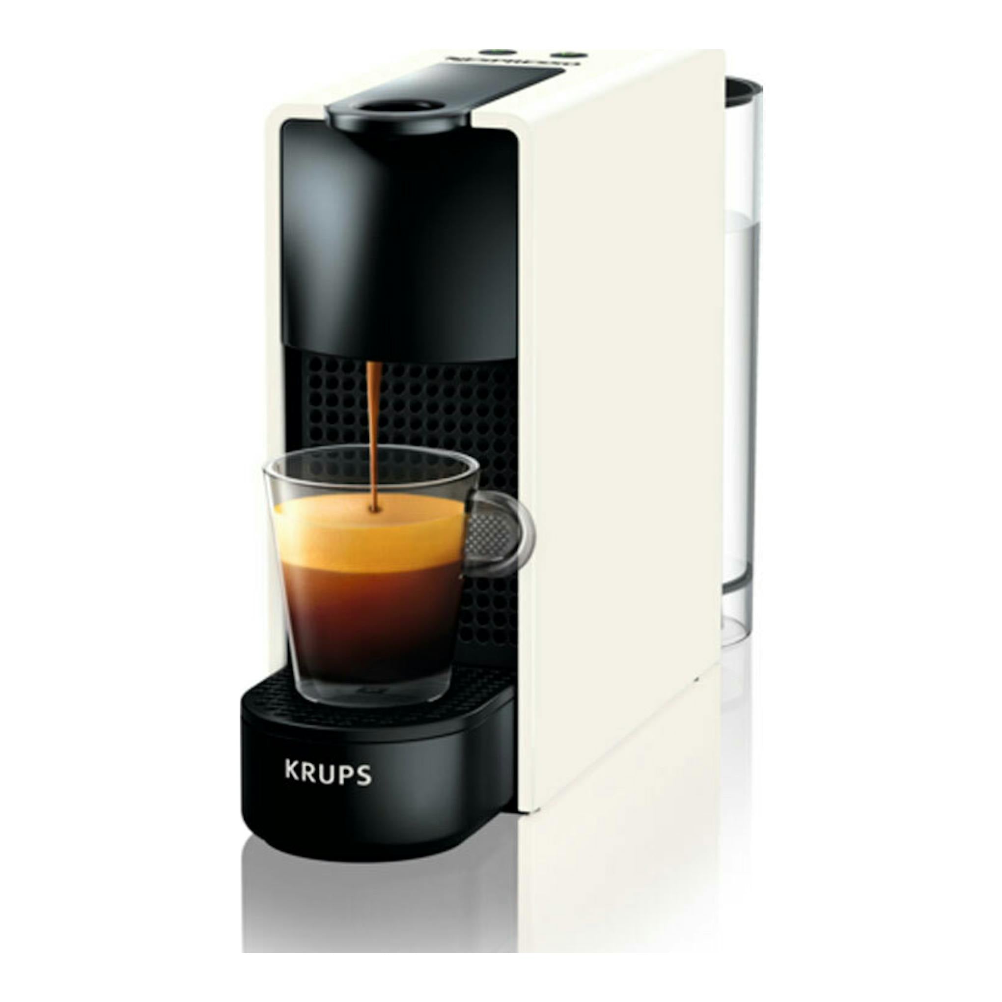 Cafetera Nespresso Krups XN1101RD blanca y negra, vista frontal, sirviendo café en una taza de vidrio.