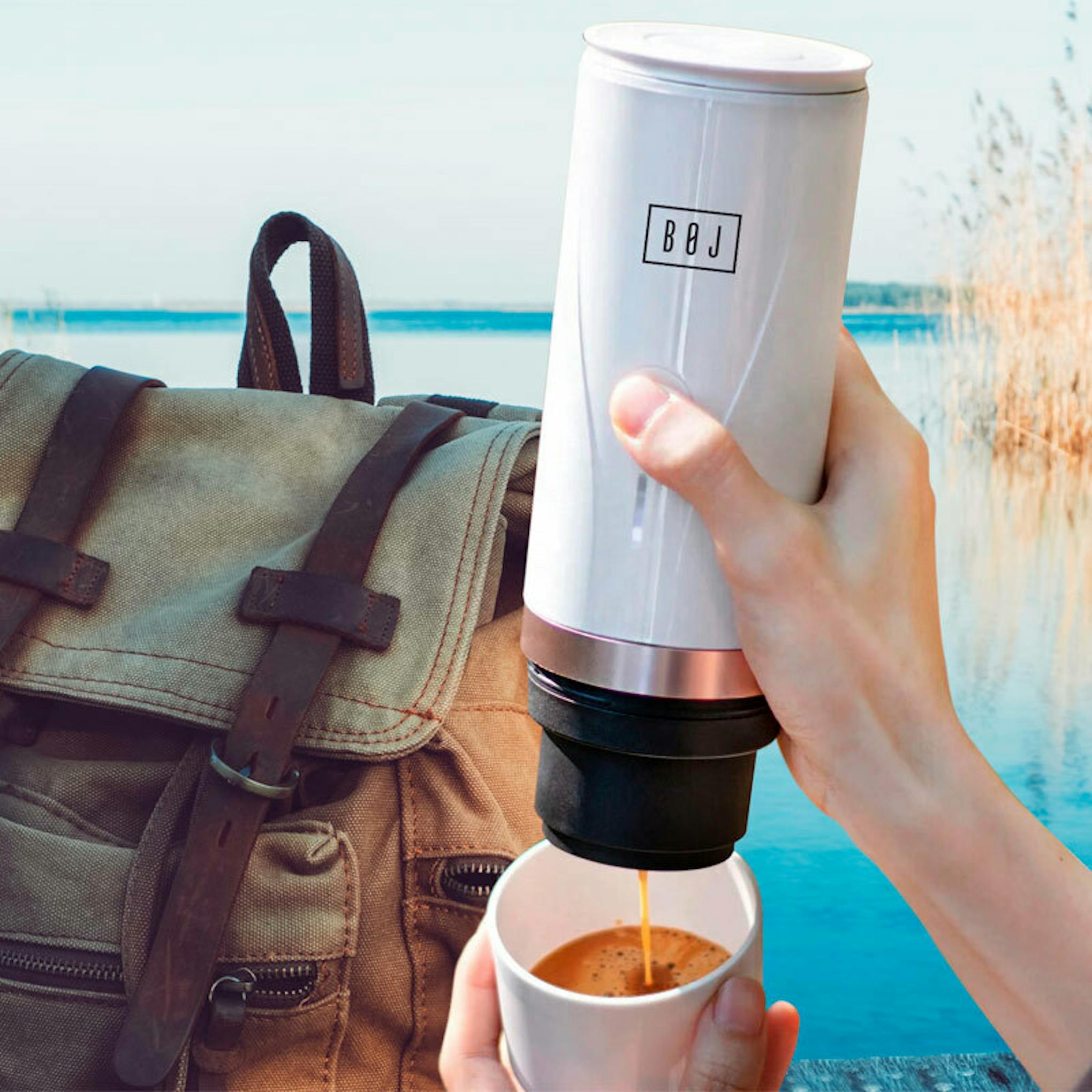 Cafetera portátil BOJ Giro Negra en uso con taza de café