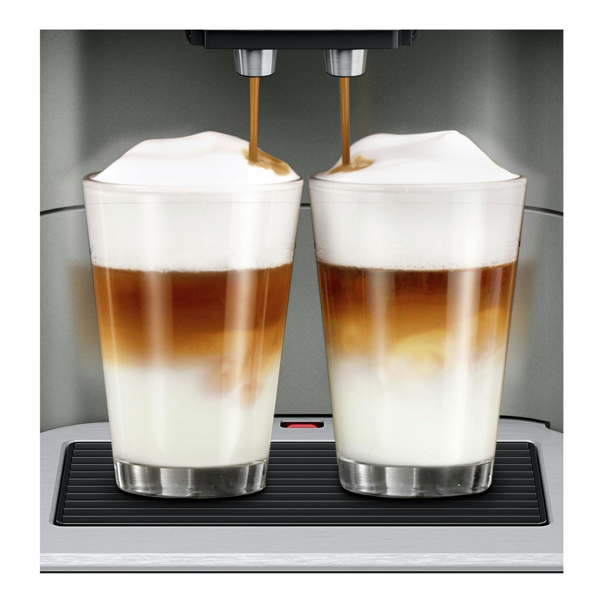 Siemens TE655203RW, cafetera superautomática en vista frontal, sirviendo dos cafés en vasos de vidrio.