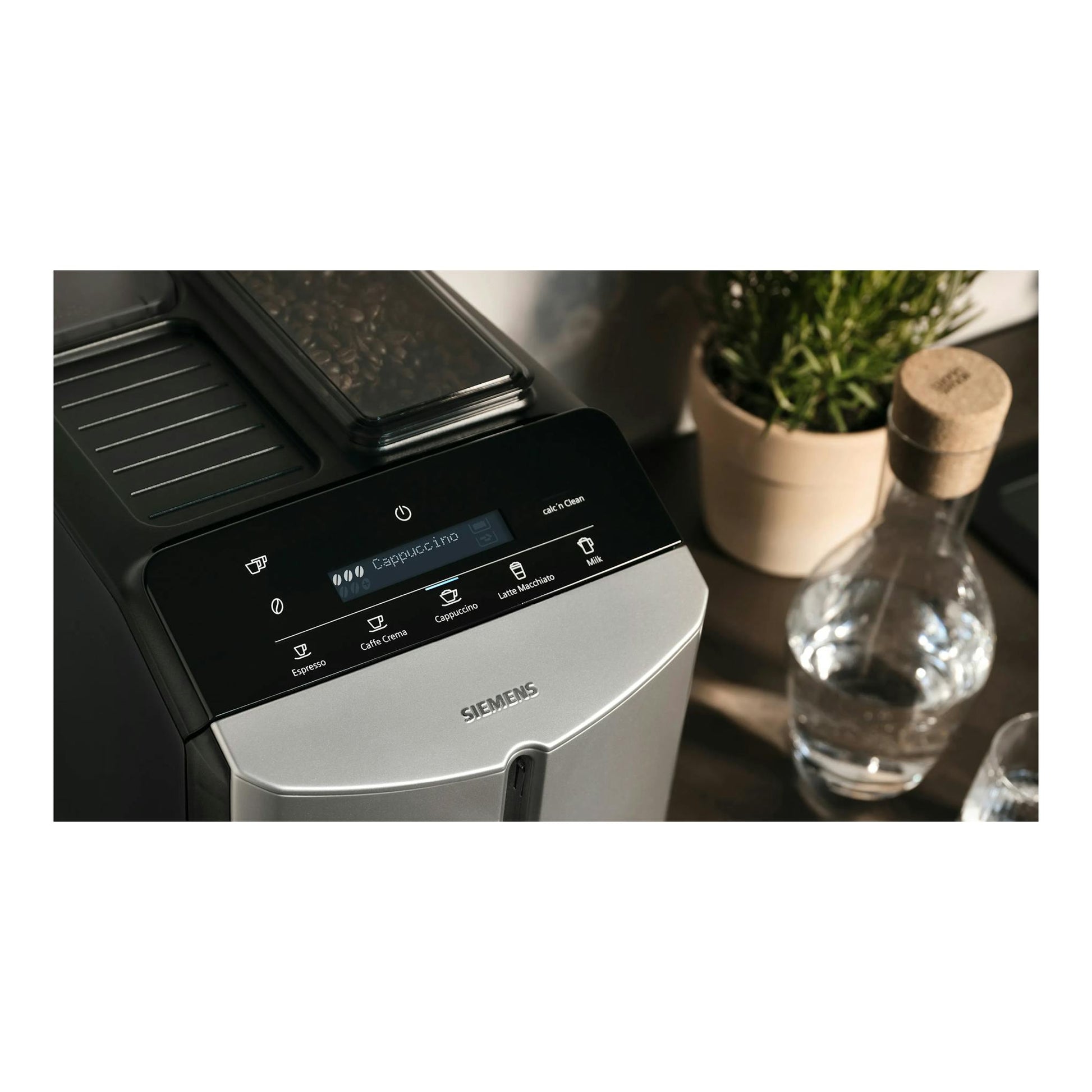 Cafetera superautomática Siemens TF303E07, vista frontal parcial, panel táctil negro y frontal plateado.