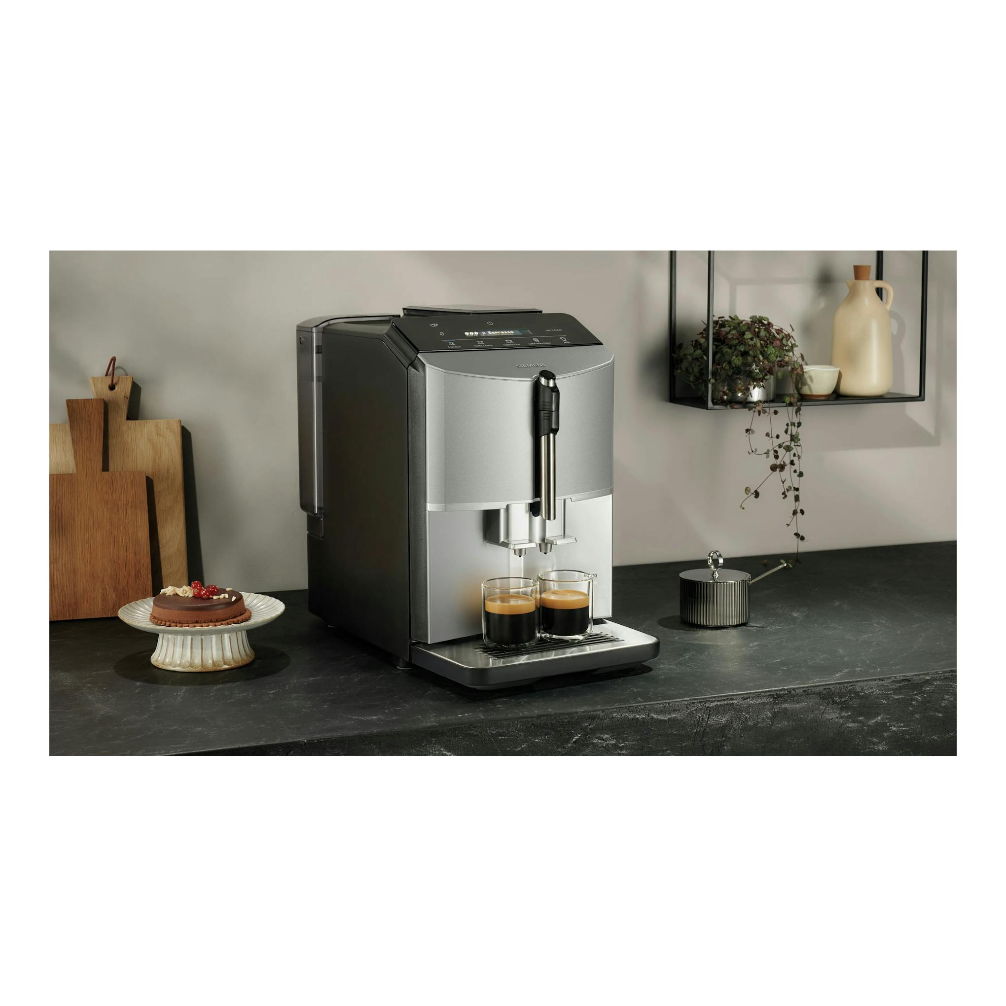 Cafetera superautomática Siemens TF303E07, gris y negra, vista frontal, con dos tazas en la bandeja.