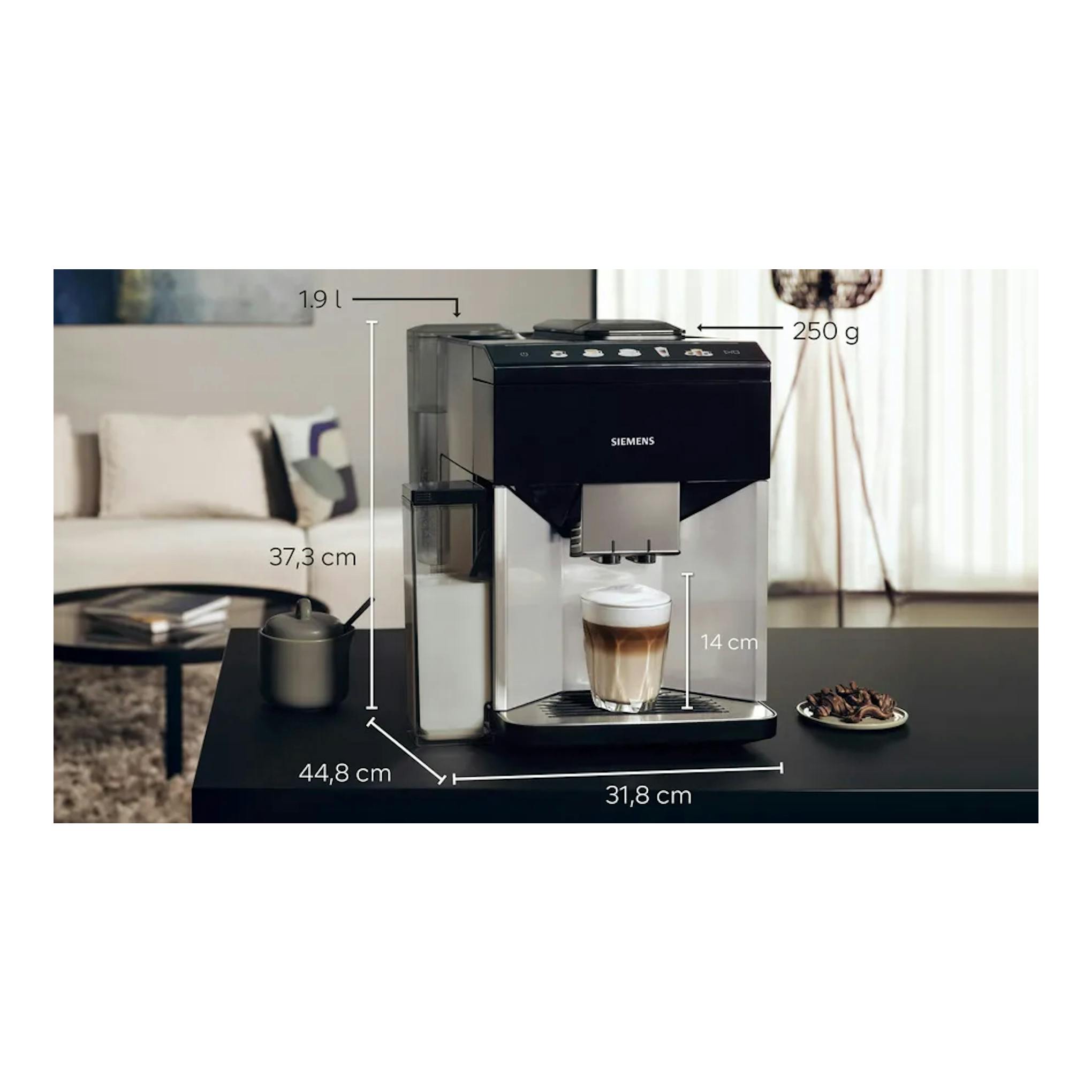 Cafetera superautomática Siemens TQ513R01 negra y plateada, vista frontal, con taza y medidas superpuestas.
