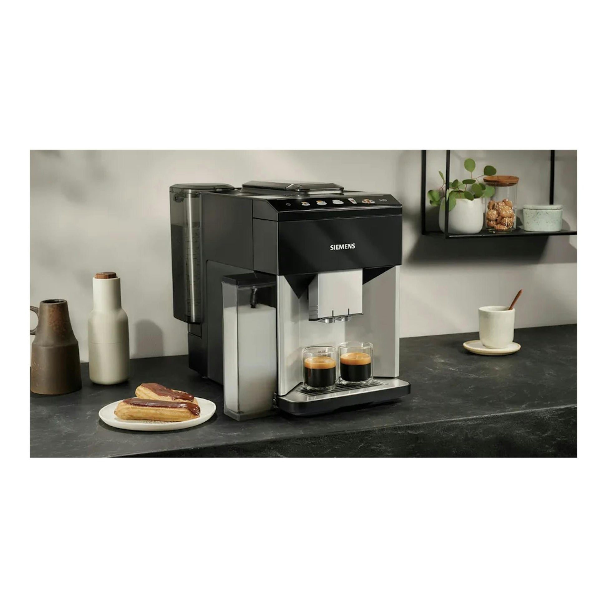 Vista frontal de cafetera superautomática Siemens TQ513R01 negra y plateada, con dos vasos de café.