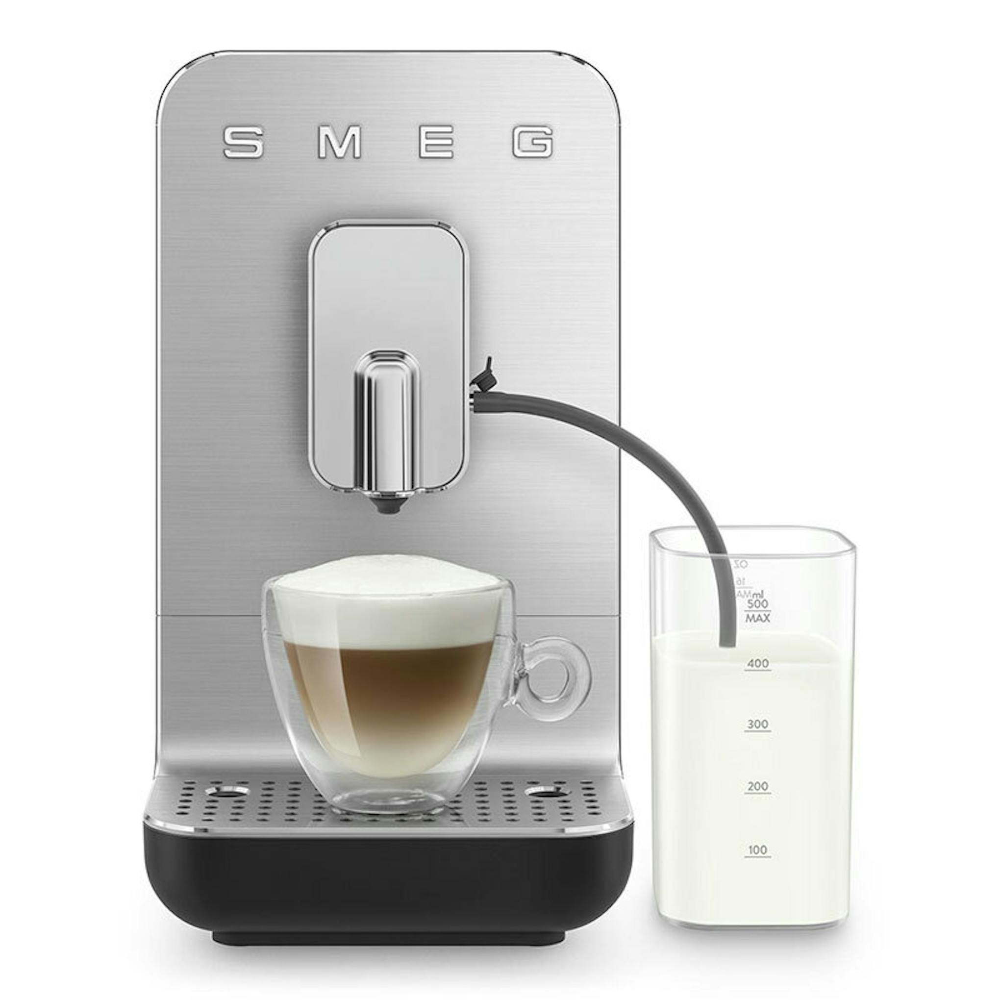 Cafetera superautomática Smeg BCC13BLMEU negra con taza y depósito de leche