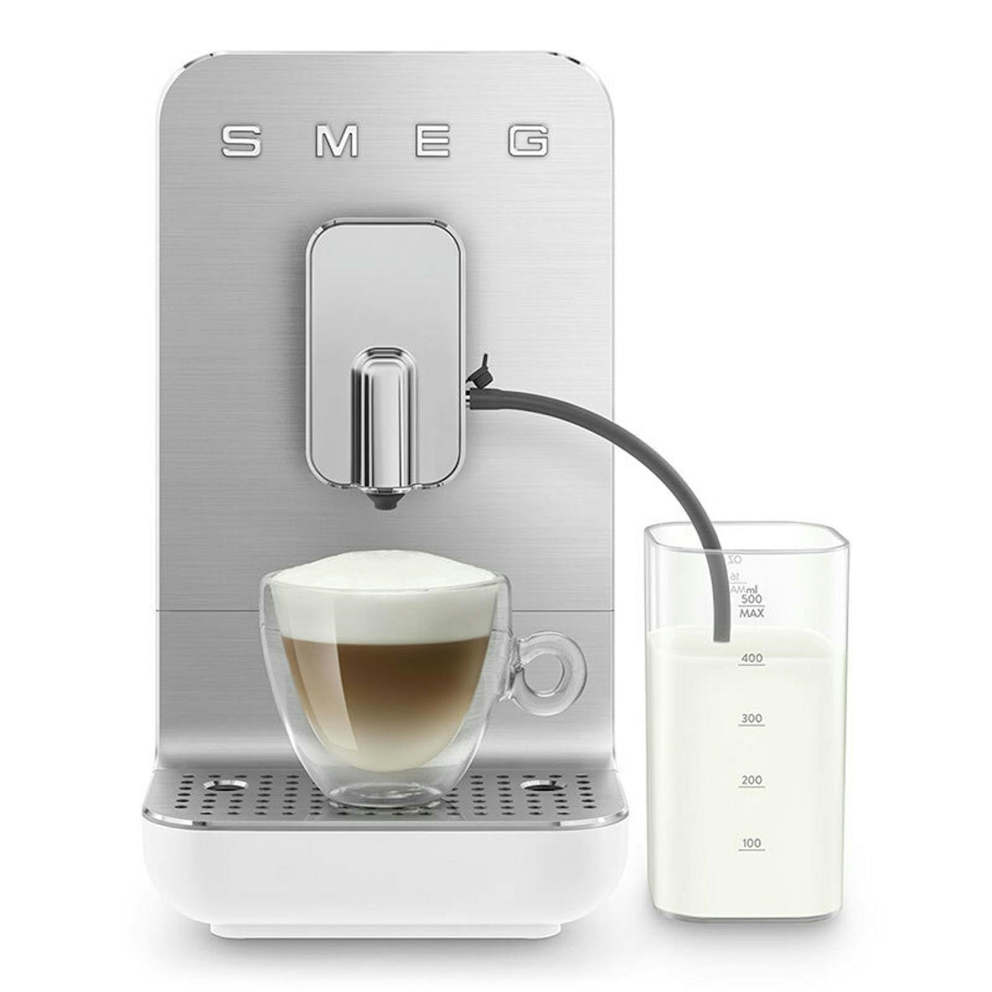 Cafetera superautomática Smeg BCC13WHMEU blanca con taza y jarra de leche