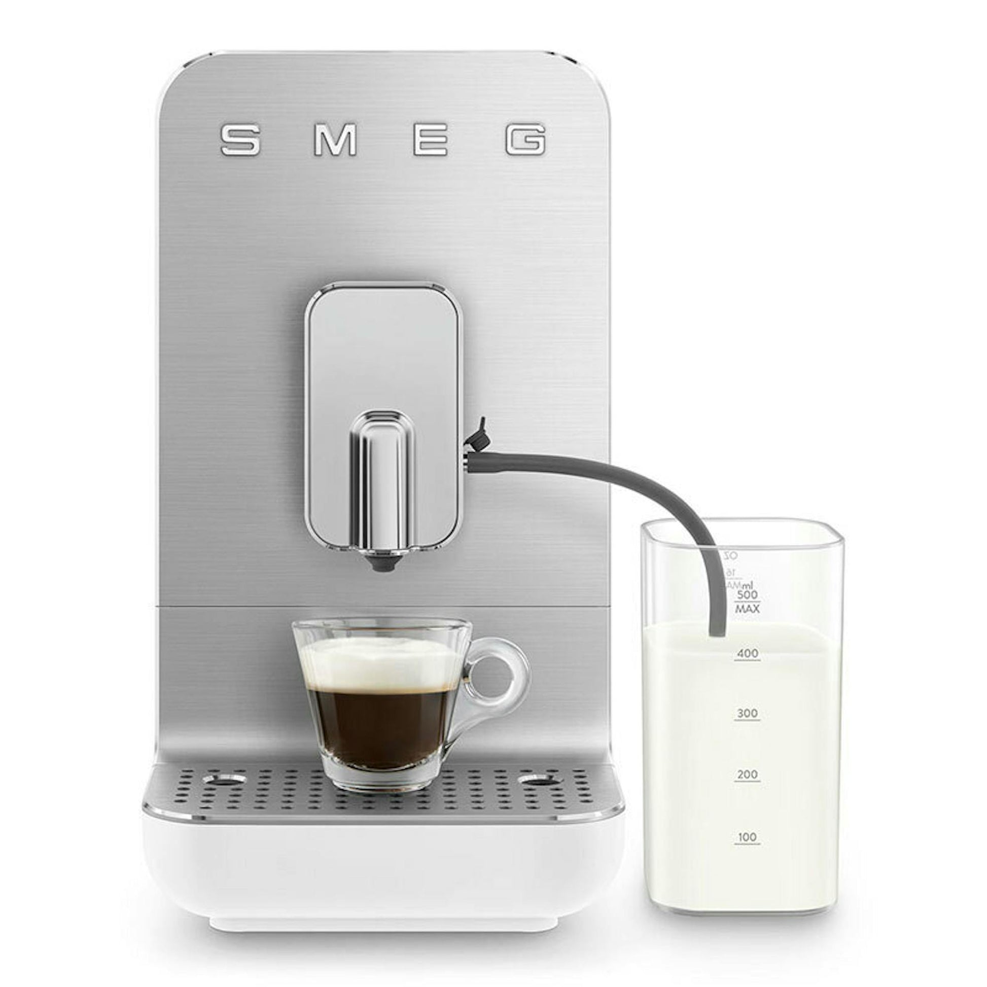 Cafetera superautomática Smeg BCC13WHMEU blanca con taza y recipiente de leche