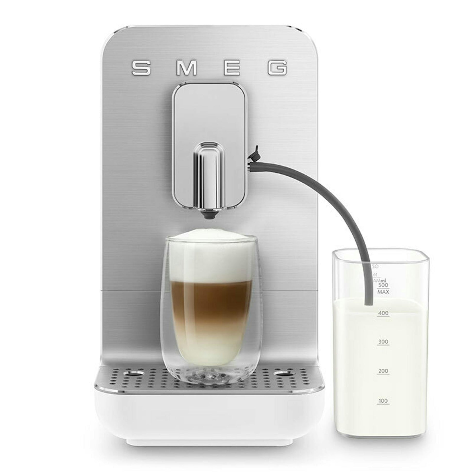 Cafetera superautomática Smeg BCC13WHMEU blanca con café servido y depósito de leche