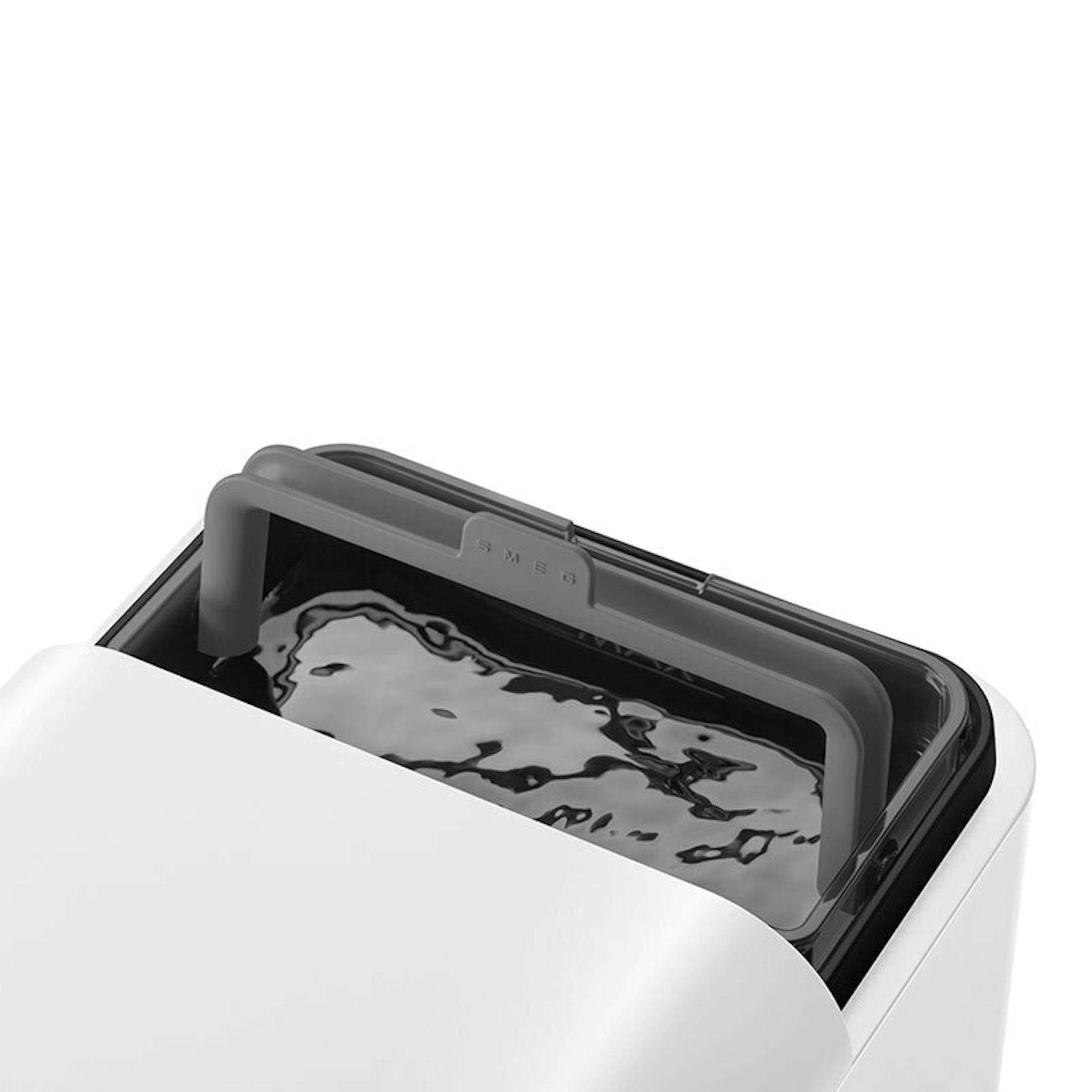 Detalle de la cafetera superautomática Smeg BCC13WHMEU blanca con depósito superior de agua