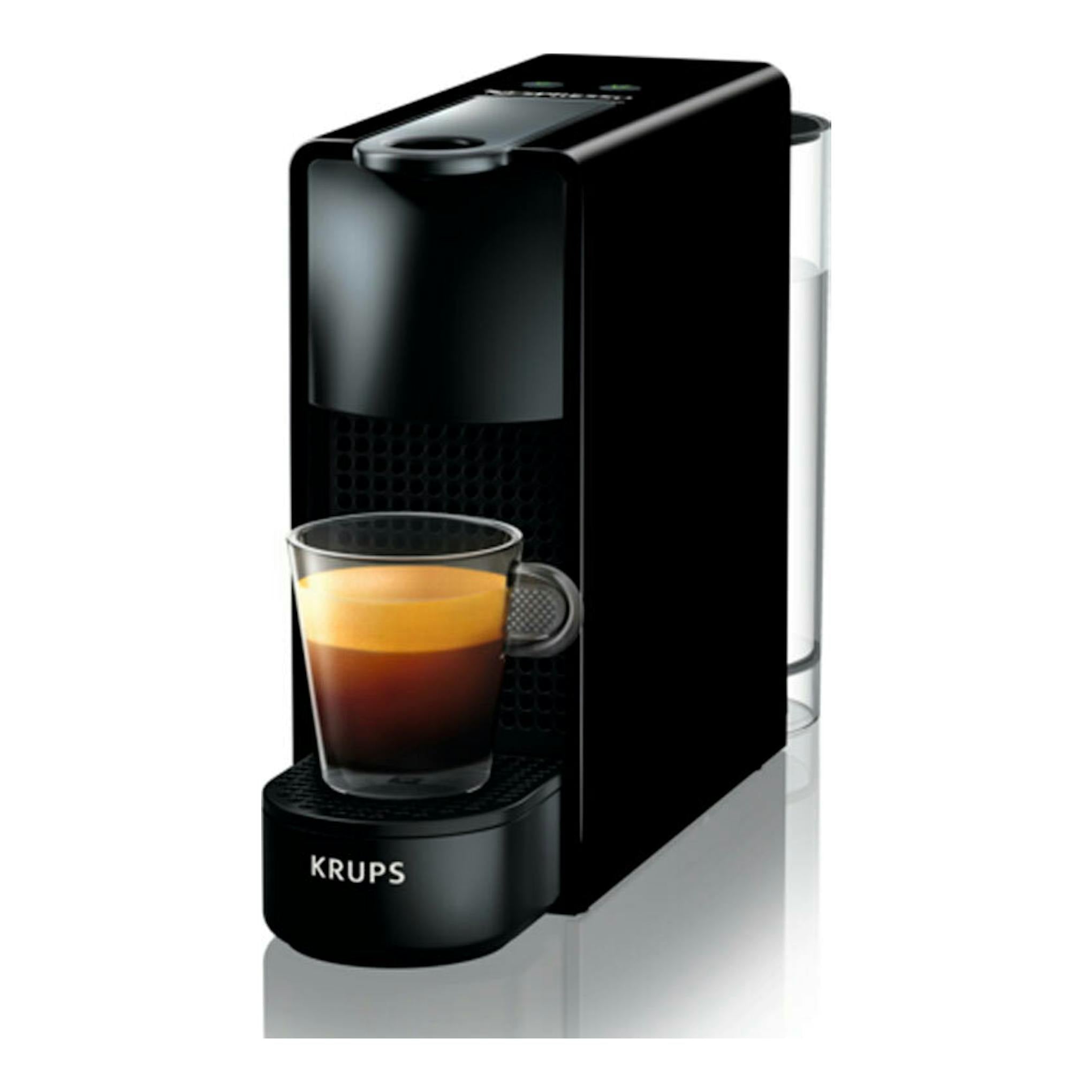 Cafetera Nespresso Krups XN1108RD negra, vista frontal en ángulo, con taza de café sobre la bandeja