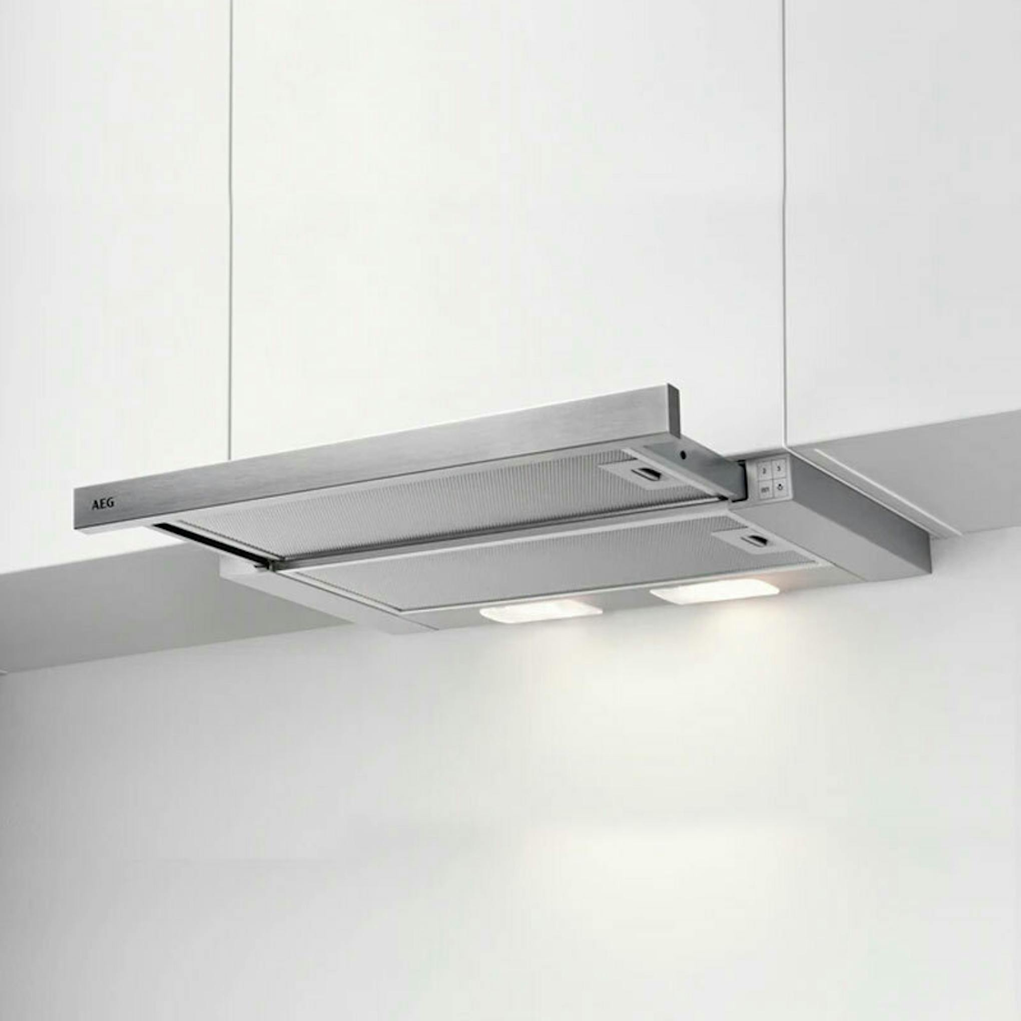 Campana AEG DPB3632S empotrada bajo mueble en cocina