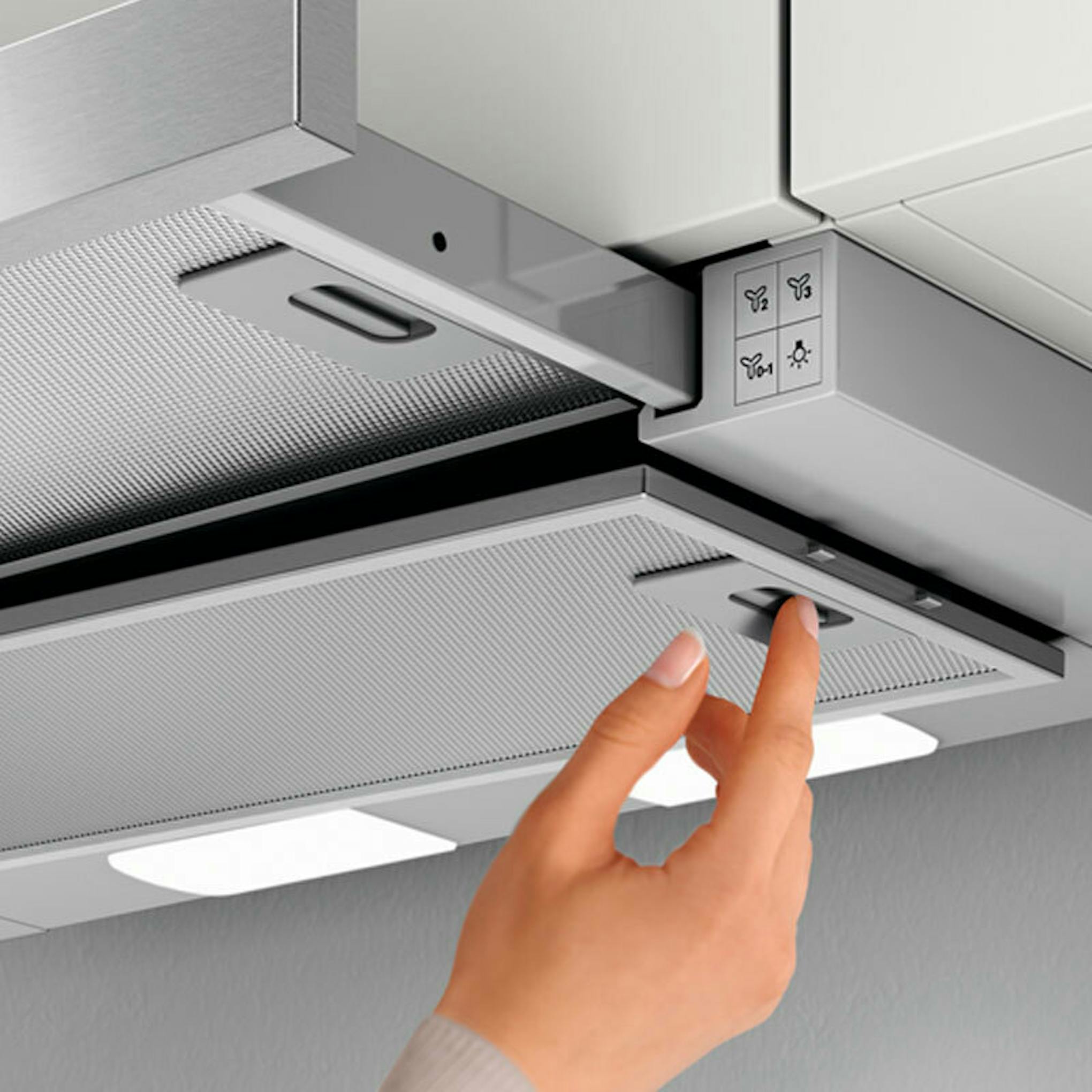 Campana AEG DPB3632S con mano pulsando el control