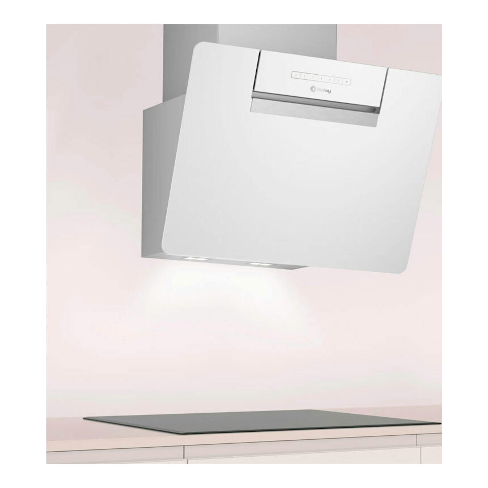 Campana extractora de pared Balay 3BC567GBH, cristal blanco, vista frontal inclinada.