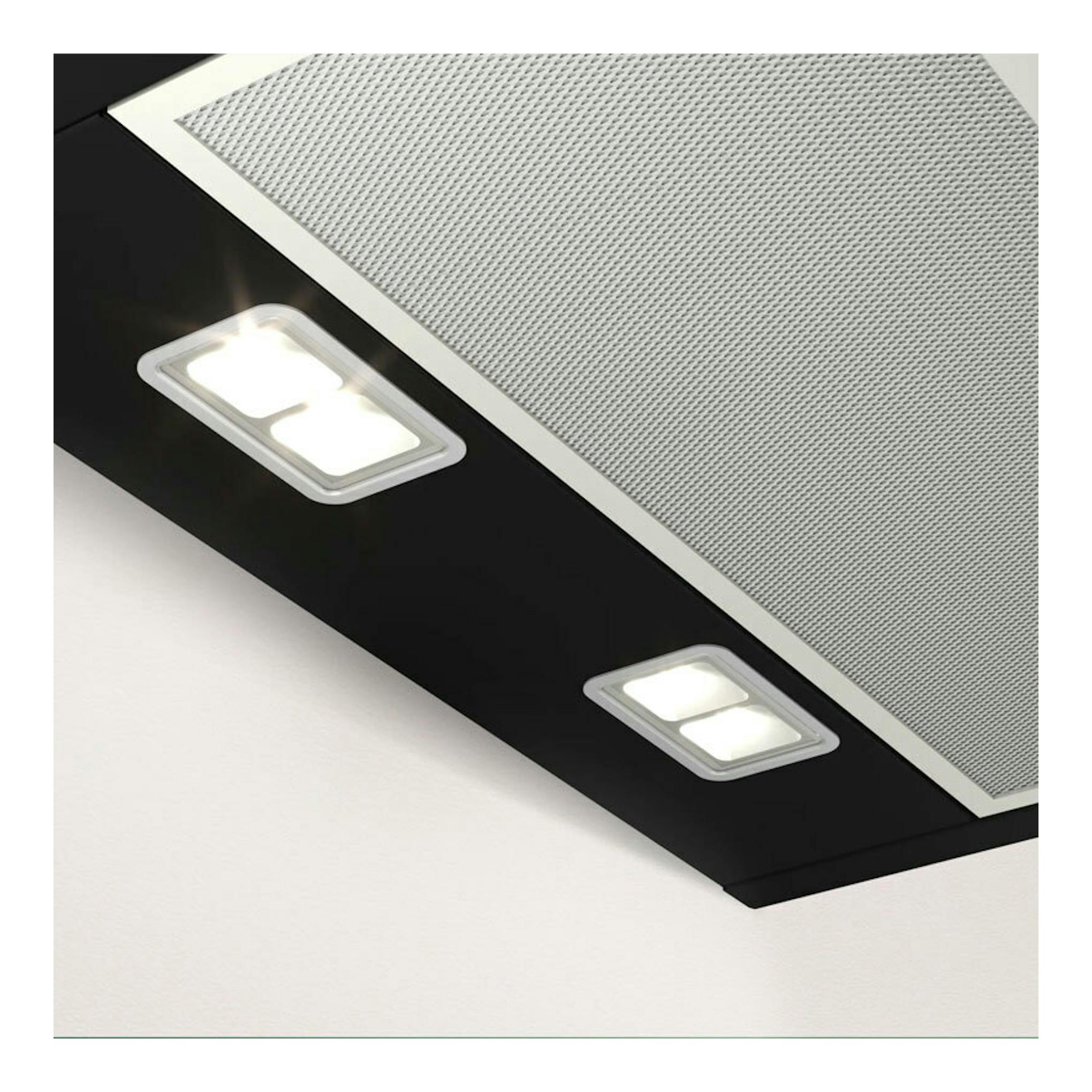 Campana de pared Balay 3BC587GNH, vista inferior en ángulo, cristal negro y panel metálico, con dos luces.