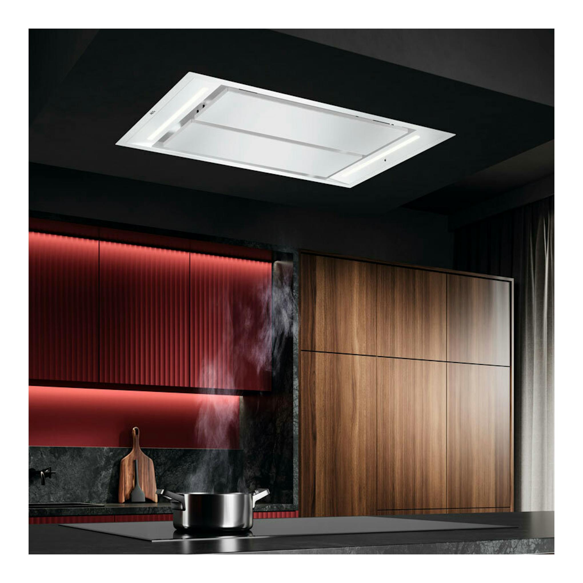Campana de techo AEG NDC7792SW blanca, vista inferior instalada en el techo de una cocina moderna.