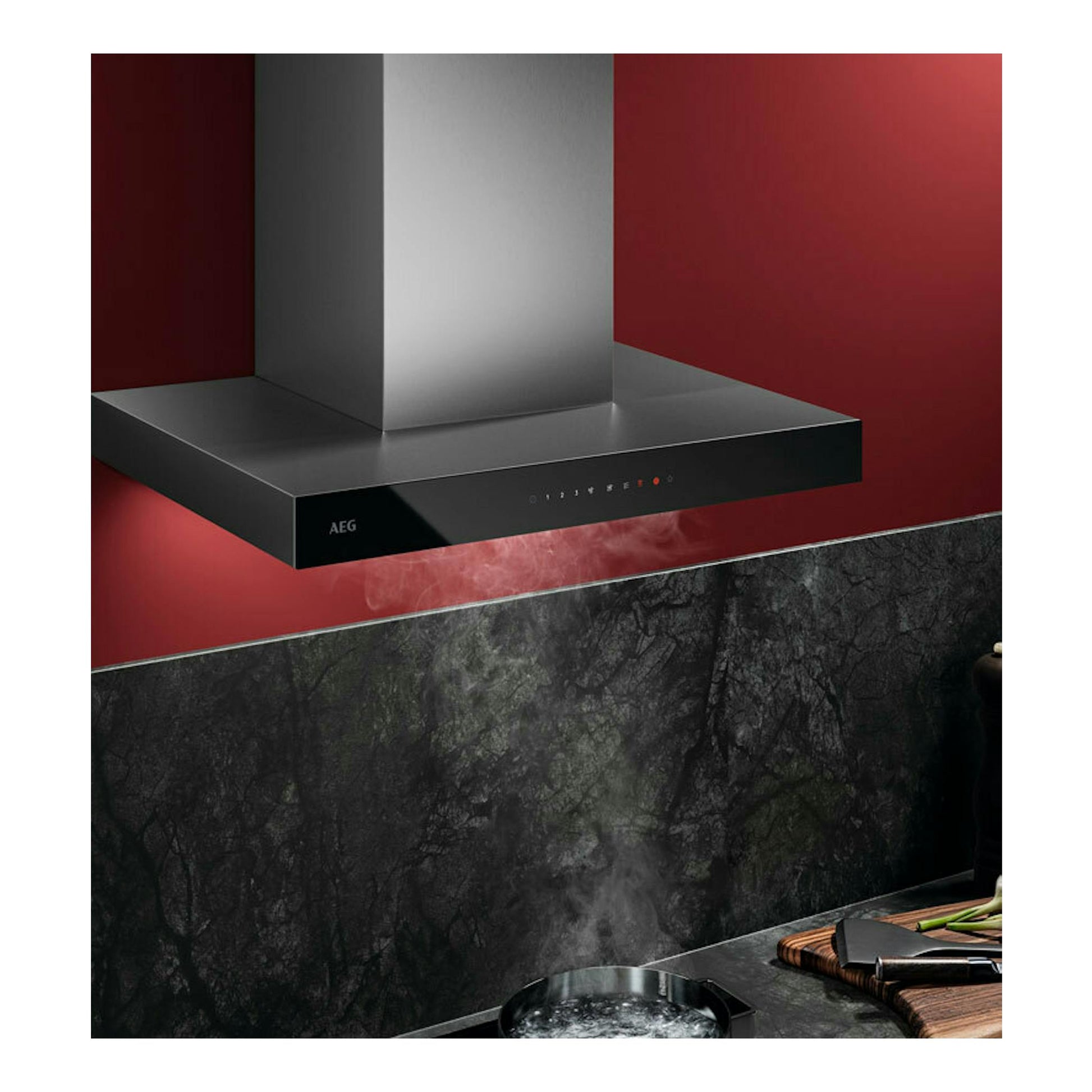 Campana decorativa AEG GB67D61HL inox de 60 cm, vista frontal en perspectiva, con chimenea y panel táctil.